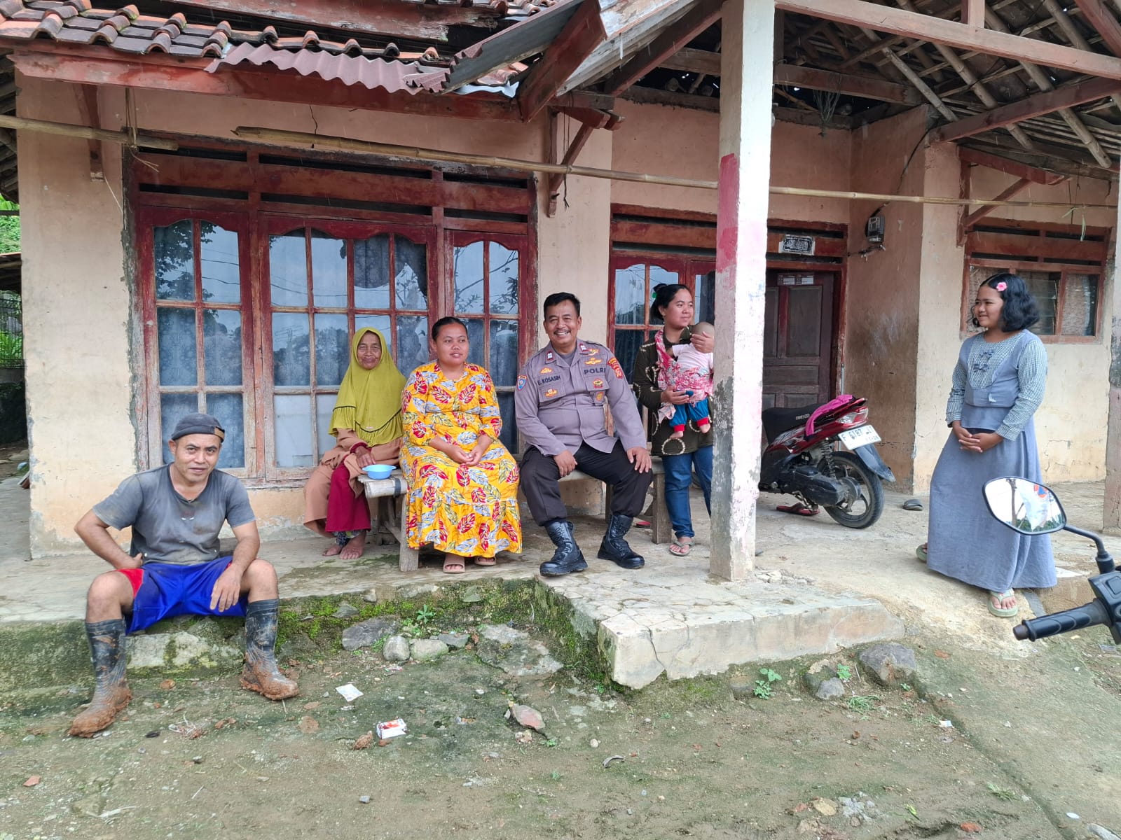 Jaga Kondusifitas Wilayah, Bhabinkamtibmas Wilayah Hukum Polsek Cigudeg Sambang Kepada Warga Masyarakat Desa Urug