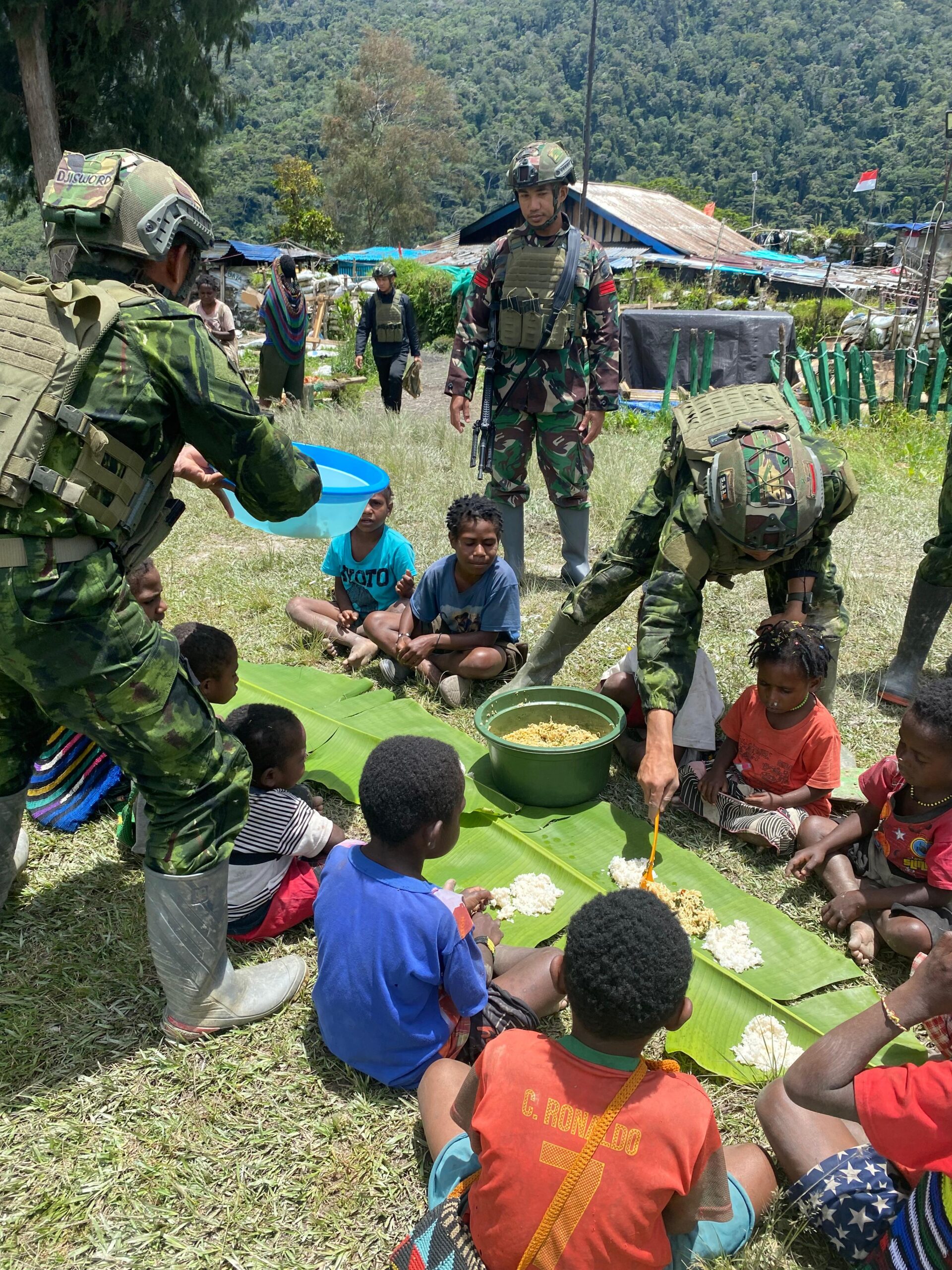 Makan Bersama, Wujud TNI Manunggal Dengan Rakyat