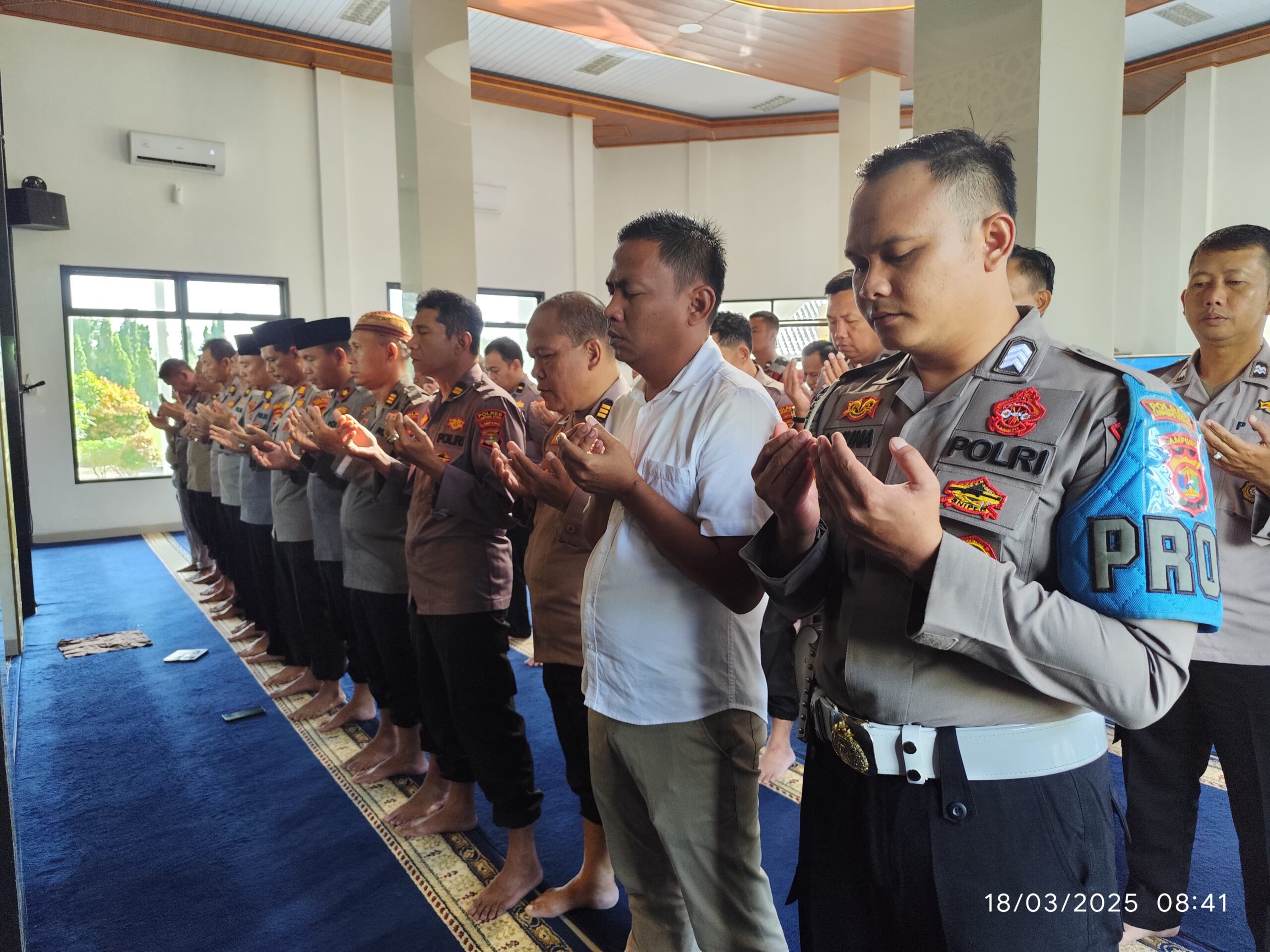 Polri Berduka, Polres Lampung Utara Gelar Shalat Ghaib