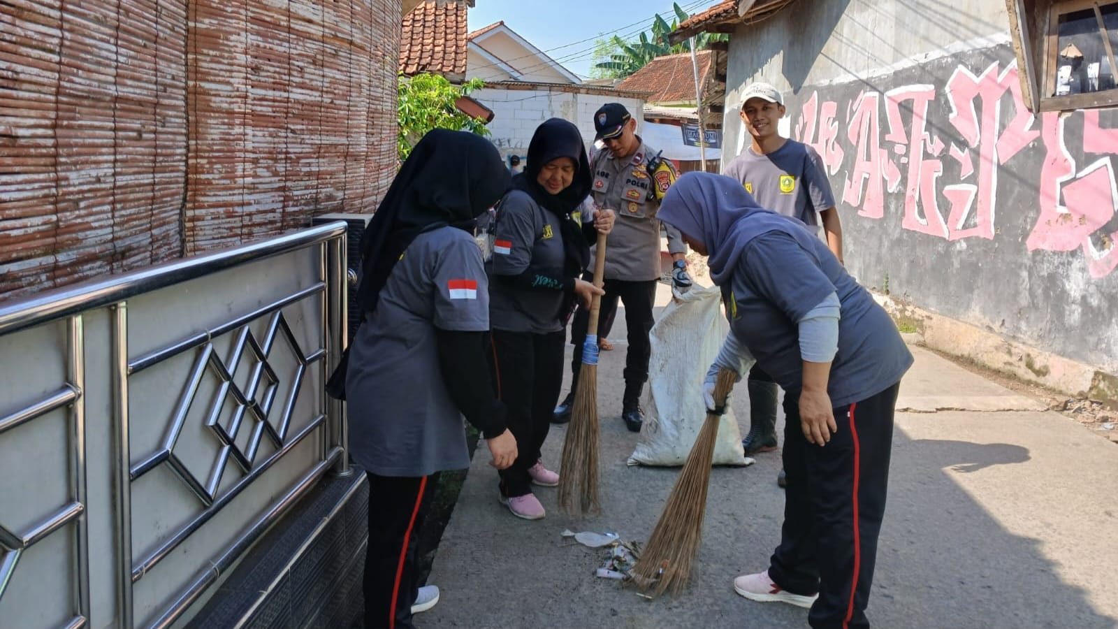 Bhabinkamtibmas Wilayah Hukum Polsek Cibungbulang Polres Bogor Giat Cooling Sistem Bersama Forkopimcam Bantu Warga Bersih – Bersih Lingkungan Di Desa Cimanggu