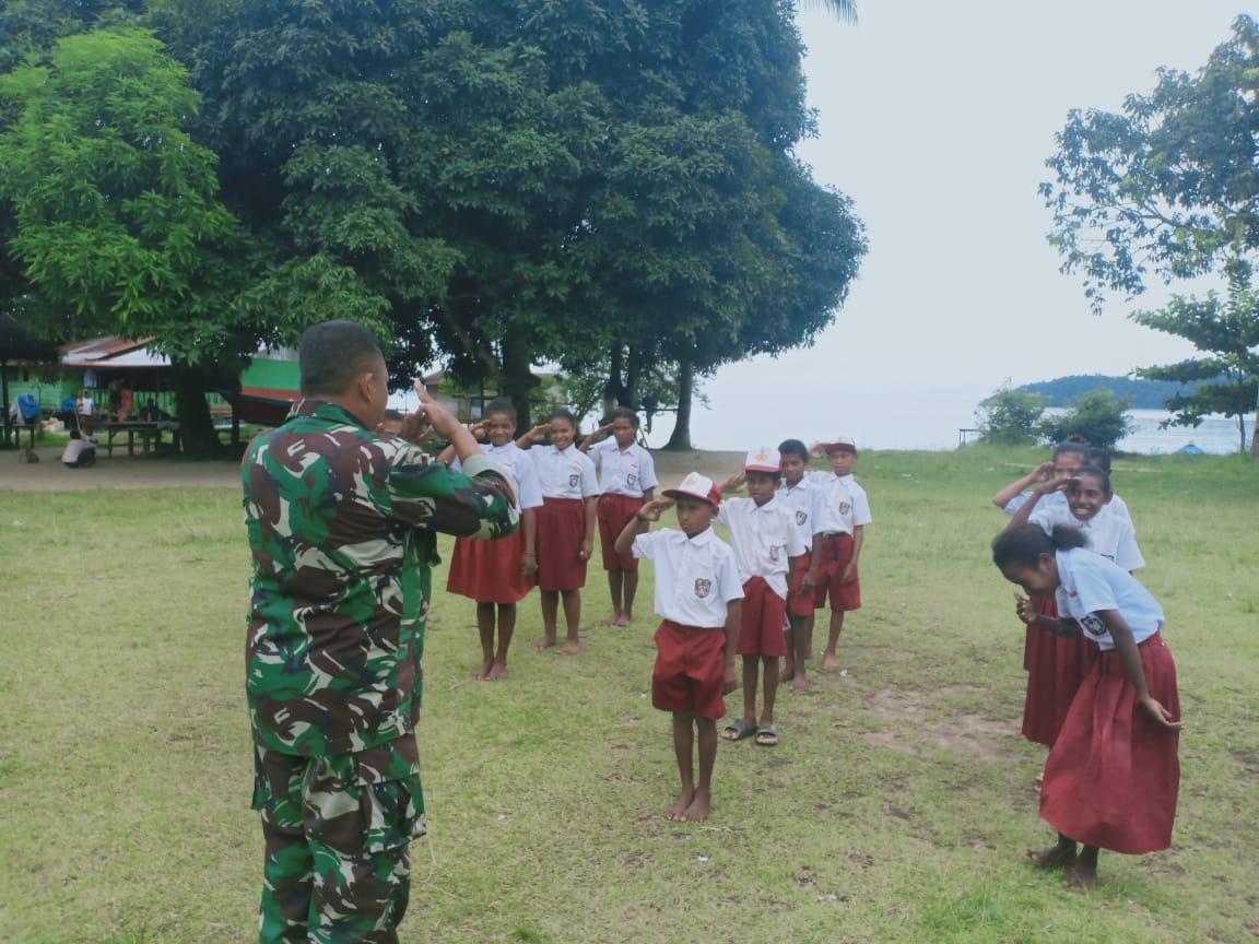 Babinsa koramil 1705-04/Moanemani membantu ratakan timbunan milik masyarakat di Distrik kamuu Kabupaten Dogiyai 