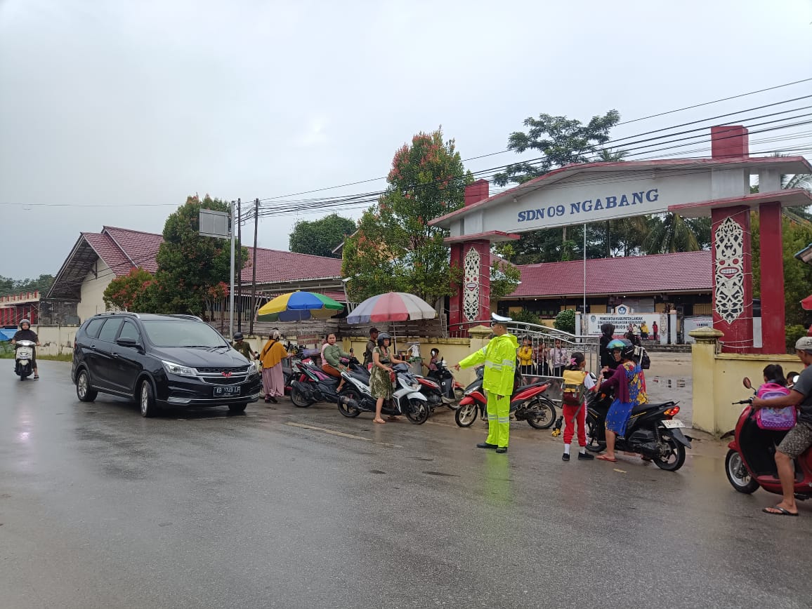 Cegah Kemacetan dan Kecelakaan Aipda Hengki Lakukan Pengamanan Arus Lalu Lintas Saat Anak Masuk Sekolah