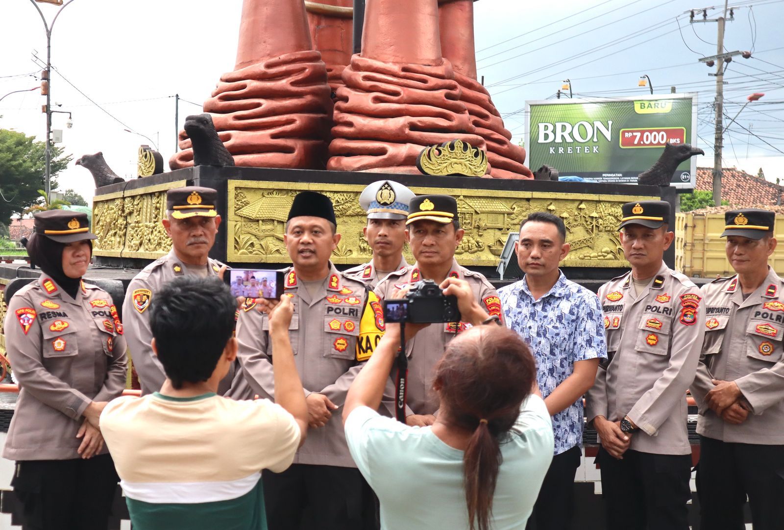 Berkah Ramadhan, Kapolres Lampung Tengah Bagi Bagi Beras dan Takjil untuk Masyarakat
