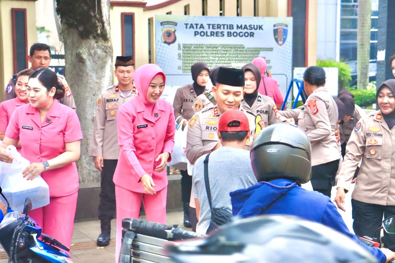 Kapolres Bogor Bersama Ketua Bhayangkari Cabang Polres Bogor Dan Jajaran, Berbagi Takjil Wujud Kepedulian Kepada Warga Masyarakat Yang Akan Berbuka Puasa Dibulan Ramadhan 1446 H