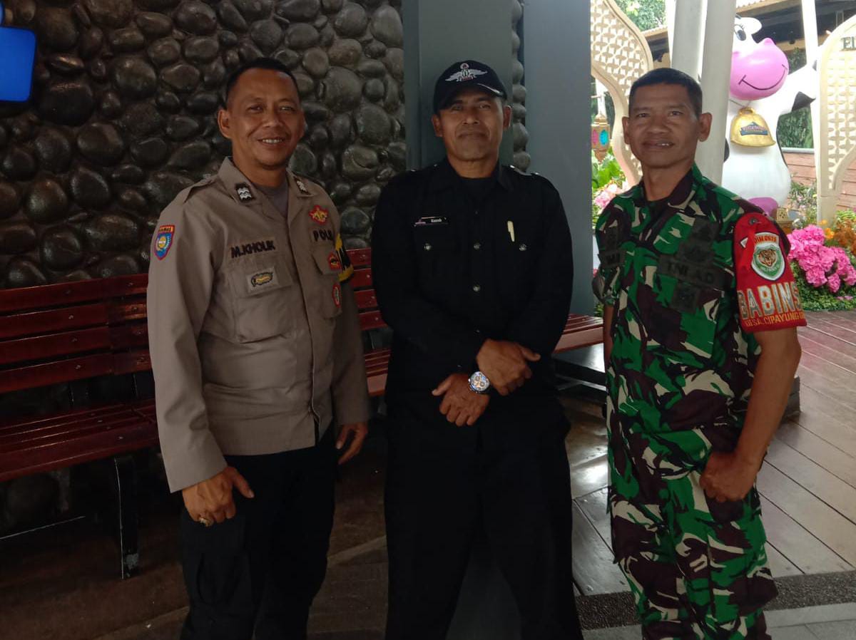 Sinergitas TNI Polri Wilayah Hukum Polsek Megamendung Giat Cooling Sistem Desa Cipayung Monitoring Sekaligus Sambang Petugas Keamanan Beri Himbauan Ajak Jaga Kondusifitas Cegah Gangguan Kamtibmas