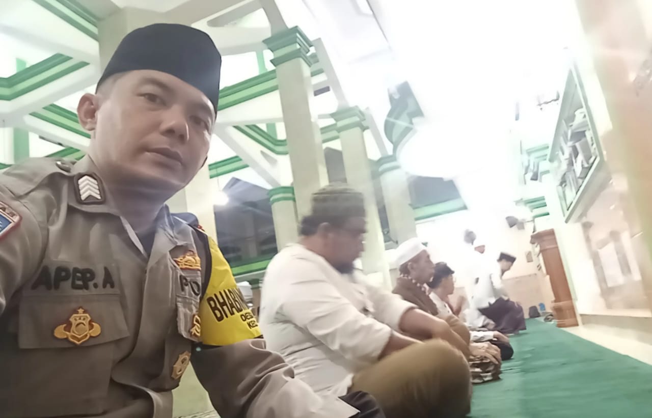 Bhabinkamtibmas Wilayah Hukum Polsek CSR Polres Bogor Giat Cooling Sistem Sholat Dzuhur Berjamaah Wujud Silahturahmi Sinergitas Kepada Warga Masyarakat, Beri Himbauan Kamtibmas