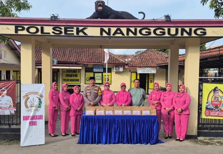 Polsek Nanggung Dan Bhayangkari Berbagi Keberkahan Di Bulan Ramadhan Bersama Pengguna Jalan.