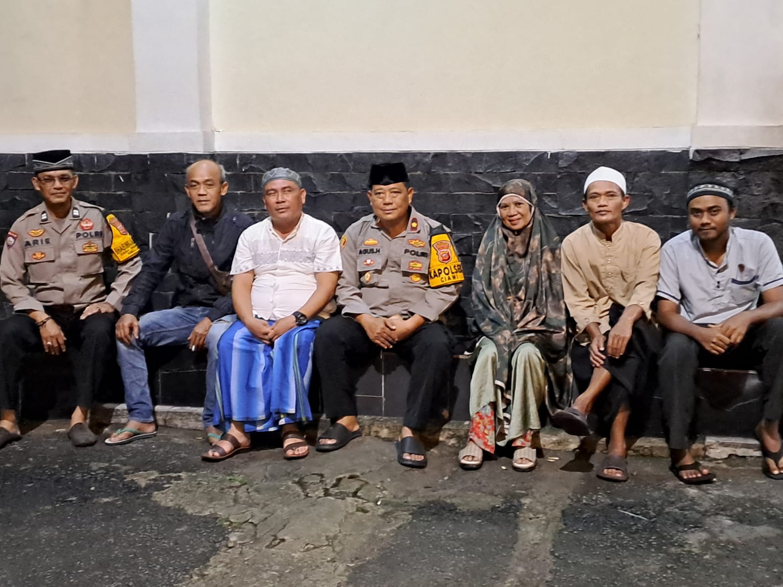 Bhabinkamtibmas Wilayah Hukum Polsek CWI Polres Bogor Giat Cooling Sistem Sholat Subuh Berjamaah Wujud Jalin Silahturahmi Sekaligus Monitoring Pastikan Wilayah Aman Kondusif Ajak Warga Jaga Kondusifitas