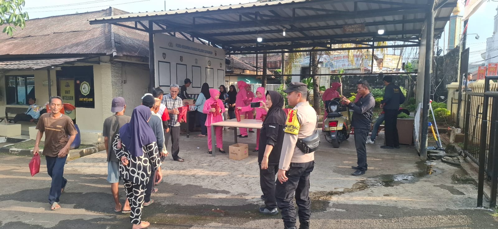 Kapospam Ops Ketupat Lodaya 2025 Serta Jajaran Wilayah Hukum Polsek Citeureup Bersama Ibu Ketua Sub Ranting Dan Bhayangkari Berbagi Takjil Untuk Warga Yang Akan Berbuka Puasa Ramadhan