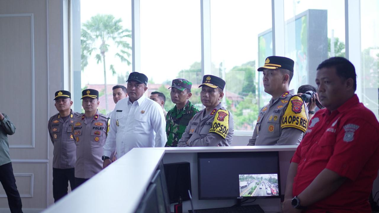 Kapolda Jawa Barat Bersama Kapolres Bogor Tinjau Langsung Kesiapan Personil Dan Pos Pengamanan Lebaran Di Gadog