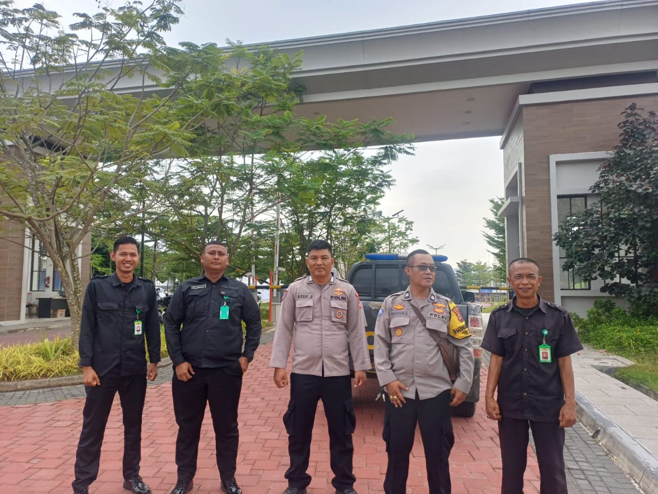 Bhabinkamtibmas Wilayah Hukum Polsek Tenjo Polres Bogor Desa Cilaku Guat Cooling Sistem Monitoring Wilayah, Beri Himbauan Kamtibmas Ke Petugas Keamanan Perumahan Serta Melaksanakan Pospam Ketupat Lodaya 2025