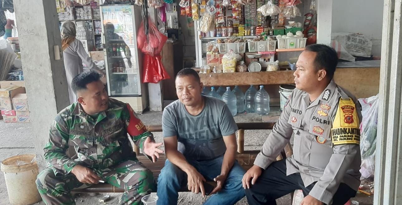 Sinergitas TNI Polri Wilayah Hukum Polsek Parungpanjang Giat Cooling Sistem Sambang Warga Beri Himbauan Ajak Jaga Kondusifitas Cegah Gangguan Kamtibmas Dan Adanya Aksi Pungli Serta Premanisme Berkedok Ormas