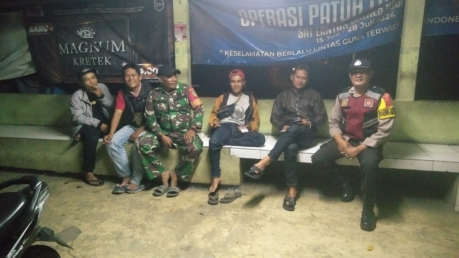 Sinergitas TNI Polri Wilayah Hukum Polsek Cijeruk Polres Bogor Giat Cooling Sistem Sambangi Satkamling Beri Pesan Ajak Jaga Kondusifitas Cegah Gangguan Krimibalitas