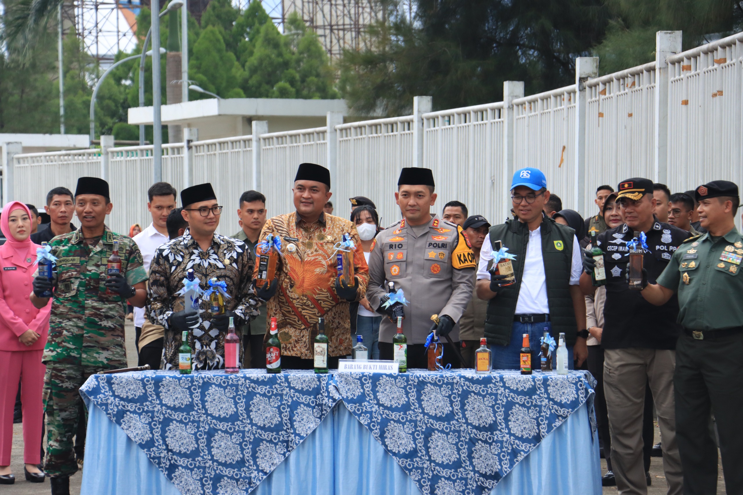 Kapolres Bogor Bersama Forkopimda Didampingi Ketua Bhayangkari Cabang Polres Bogor Serta Jajaran, Berangkatkan Pemudik Gratis Sekaligus Musnahkan Ribuan Botol Miras Hasil Pengungkapan Operasi Ketupat Lodaya 2025 Wilayah Hukum Polres Bogor