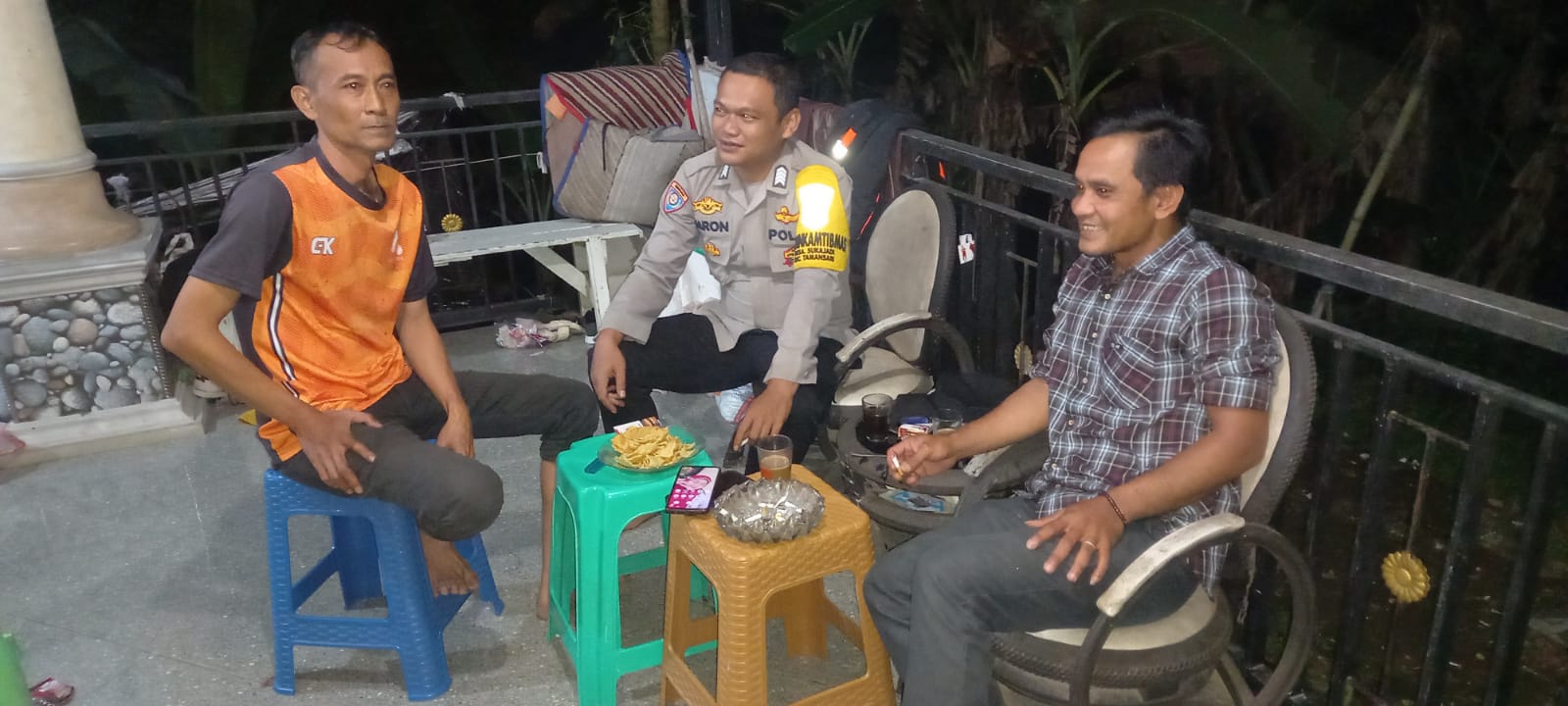 Bhabinkamtibmas Wilayah Hukum Polsek Tamansari Polres Bogor Giat Cooling Sistem Monitoring Sekaligus Sambang Warga Ronda Beri Himbauan Ajak Jaga Kondusifitas Cegah Gangguan Kamtibmas