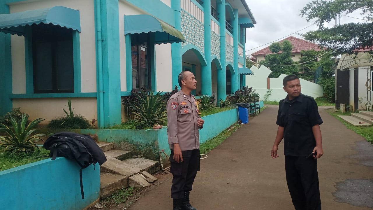 Bhabinkamtibmas Wilayah Hukum Polsek Dramaga Giat Cooling Sistem Monitoring Sekaligus Sambang Ponpes Pastikan Aman Cegah Tindakan Kriminalitas Serta Gangguan Kamtibmas lainnya