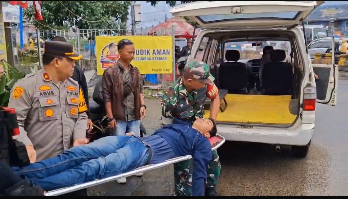 Dengan Sigap Kapolsek Ciawi Beserta Satkeholder Terkait Lakukan Pertolongan Pertama Ke Pemudik Yang Pingsan Saat Antrian Traffugh Light Ciawi