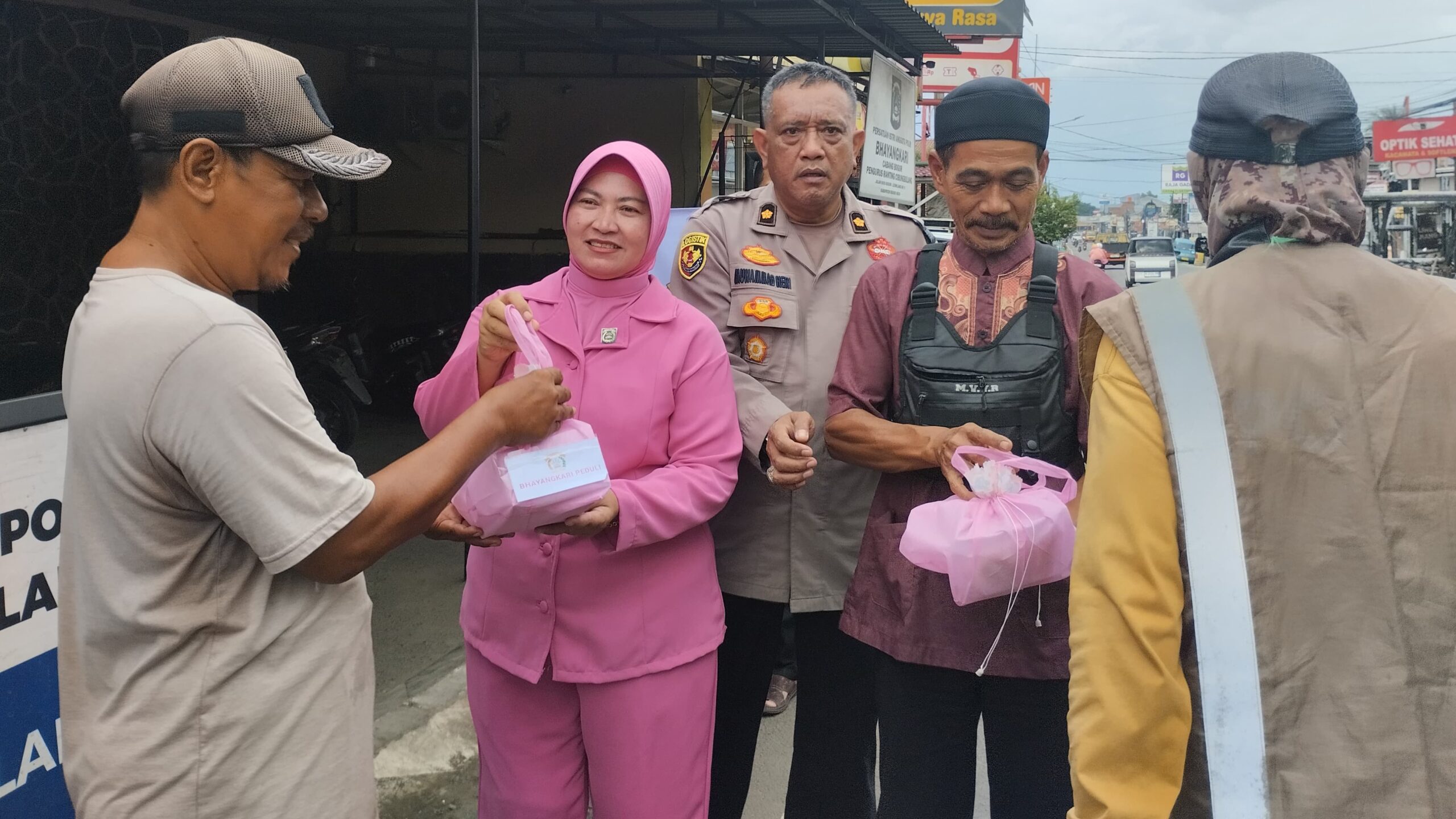 Kapolsek Cibungbulang Bersama Ketua Bhayangkari Sub Ranting Wilayah Polsek Cibungbulang Giat Peduli, Berbagi Takjil Kepada Pengguna Jalan Yang Akan Berbuka Puasa