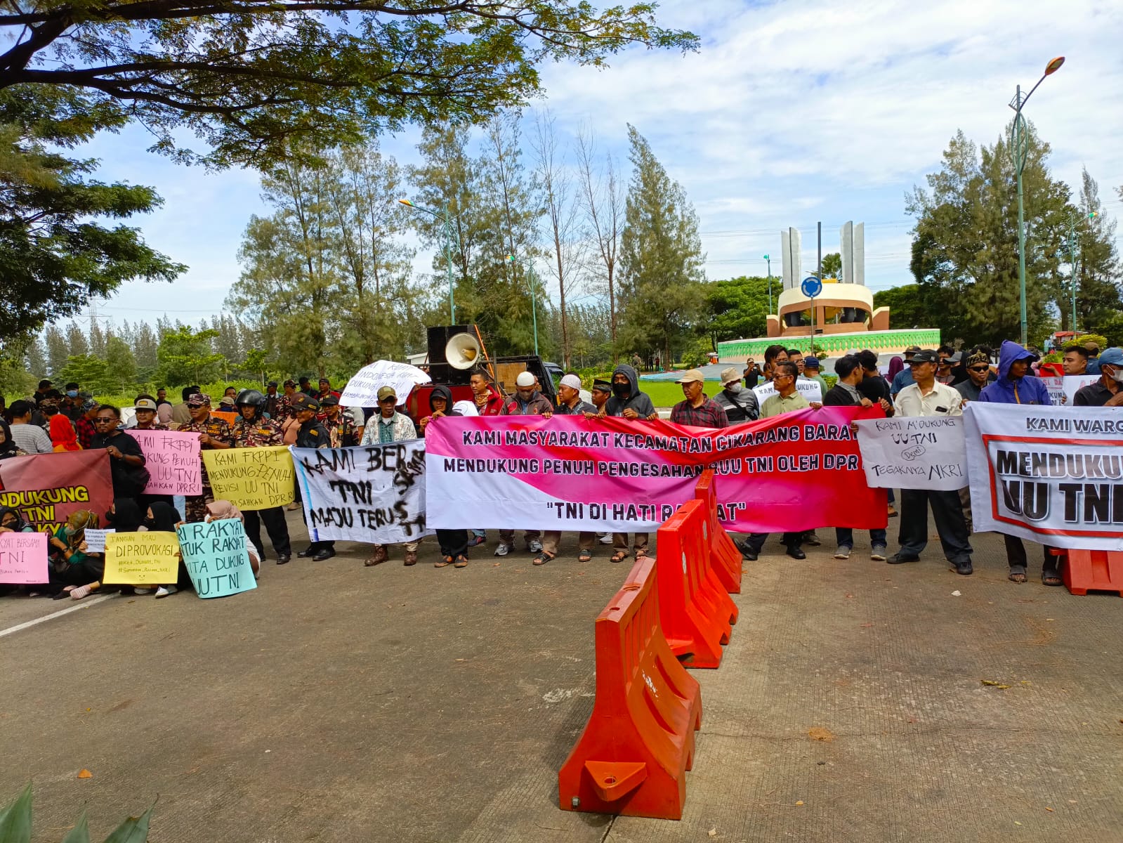 Warga Bekasi Tunjukkan Dukungan untuk TNI, Aksi Spontanitas Berlangsung Meriah dan Tertib