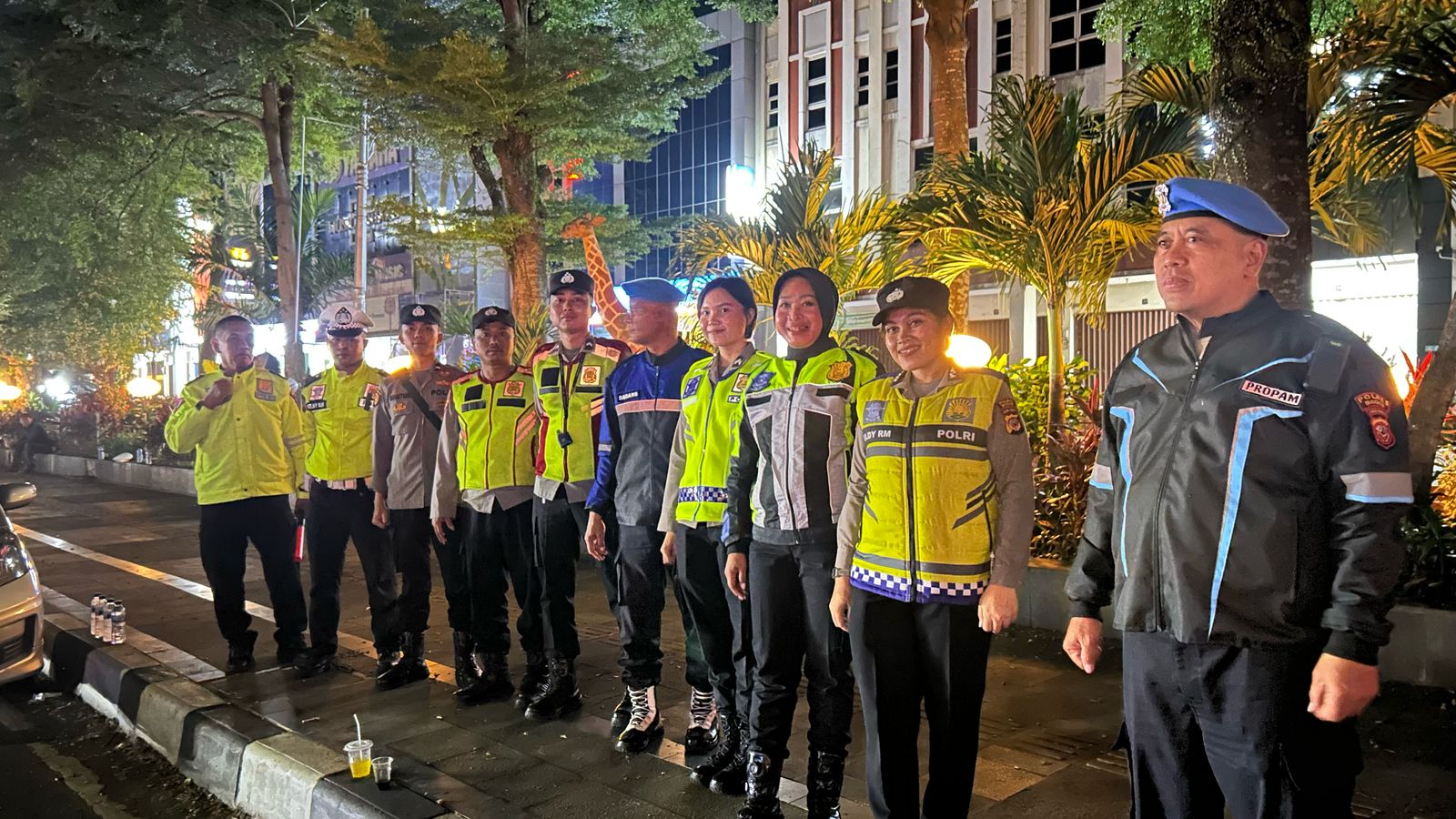 Pergelaran Personil Polres Bogor Digelar Untuk Mengamankan Malam Takbir Dititik titik Wilayah Kabupaten Bogor Agar Aman, Nyaman Serta Kondusif Menyambut Hari Raya Idul Fitri 1446 H