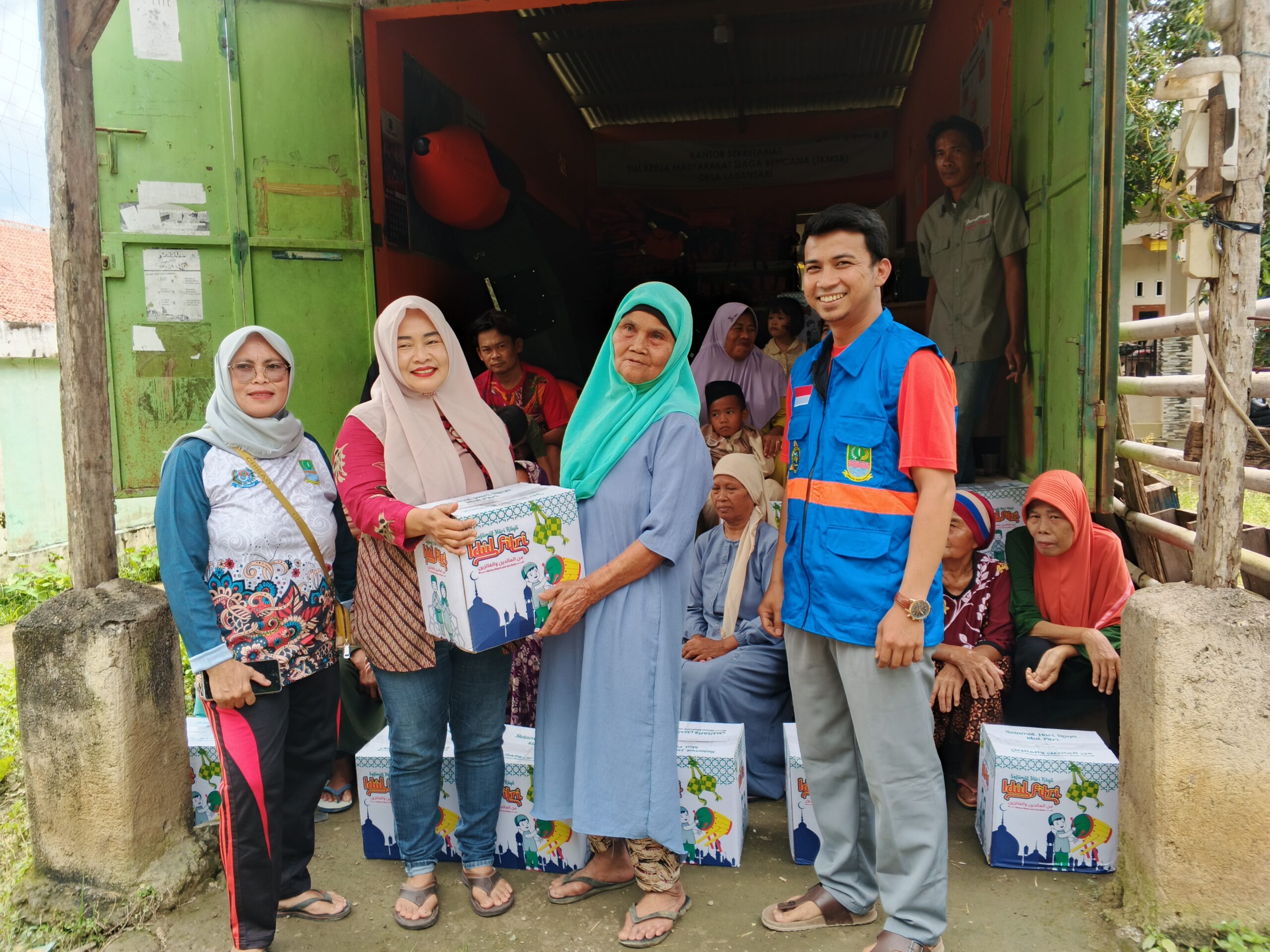 Warga kp Jatijaya Menerima Bantuan Sembako Dari Yayasan Insantama Peduli Bangsa 