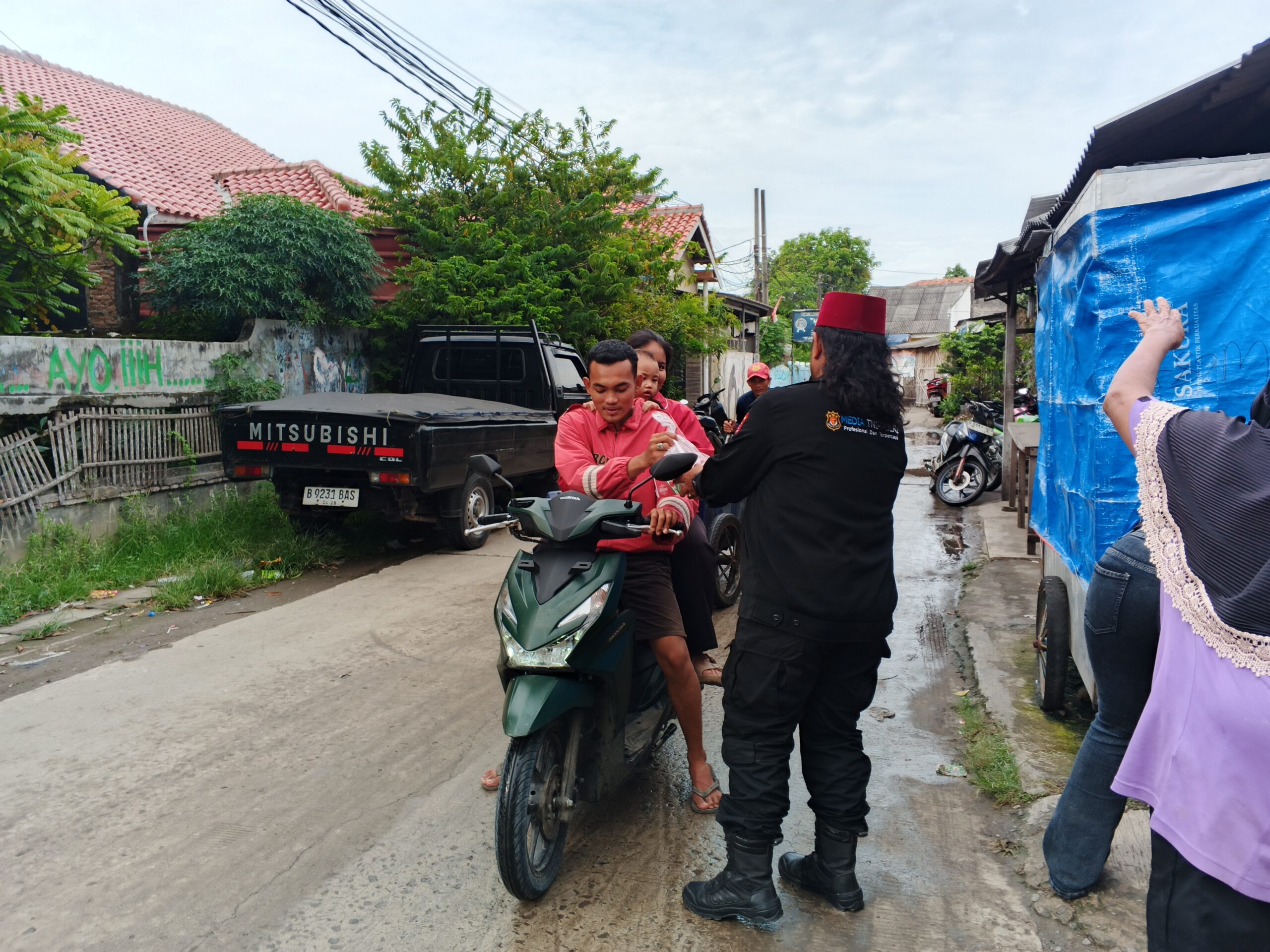 Kaperwil Media TNI POLRI Jawa Barat Bagikan Takjil Kepada Pengendara Motor
