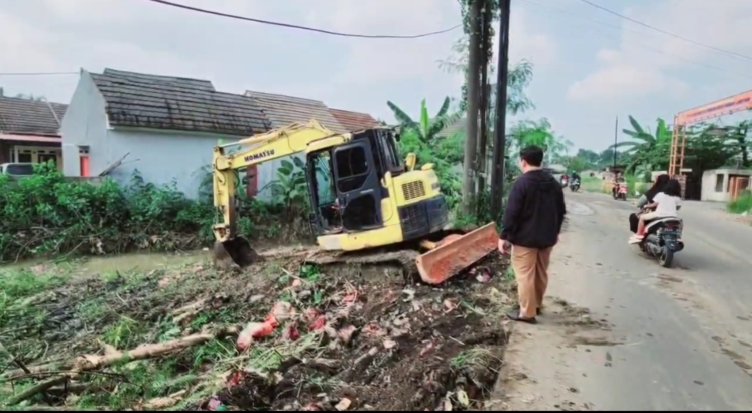 Kades Ciantra Bang Bulle Lakukan Normalisasi Kali di Perumahan Kota Damai Lestari