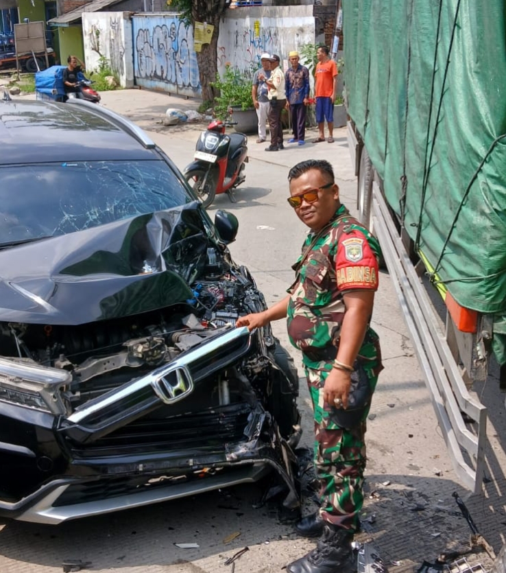 Babinsa TNI AD Sigap Amankan Lakalantas Di Jalan Raya KH Raden Mamun Nawawi Sukaresmi Cikarang Selatan Kabupaten Bekasi 