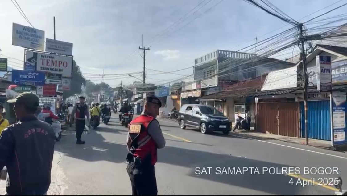 Sat Samapta Polres Bogor lakukan pengaturan lalu lintas di titik kemacetan wilayah jalur puncak, Kegiatan ini dilakukan untuk meningkatkan kelancaran arus lalu lintas serta memastikan keamanan bagi para pengguna jalan saat wisata dan arus balik pasca lebaran Idul fitri 1446 H