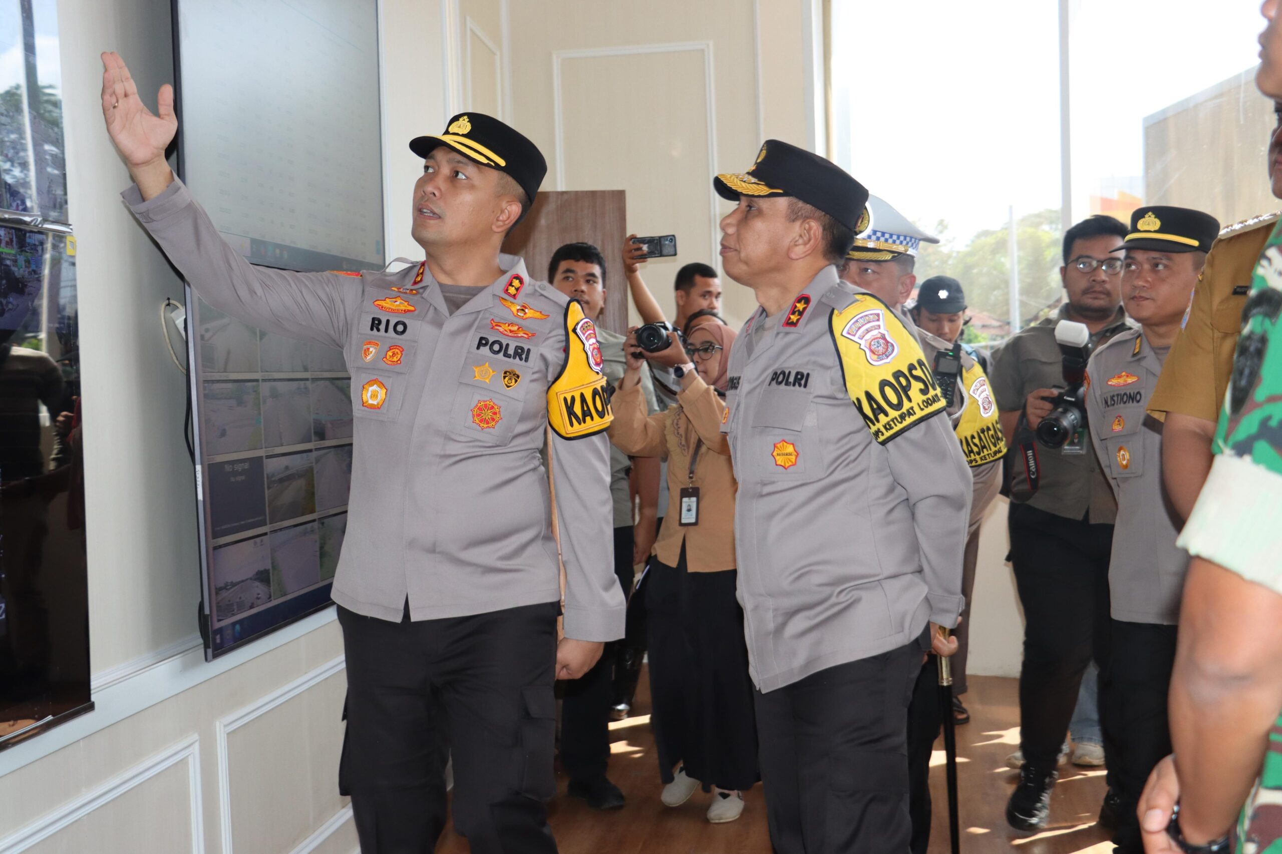 Kapolda Jawa Barat Bersama Kapolres Bogor Tinjau Langsung Kesiapan Personil Dan Pos Pengamanan Lebaran Di Gadog