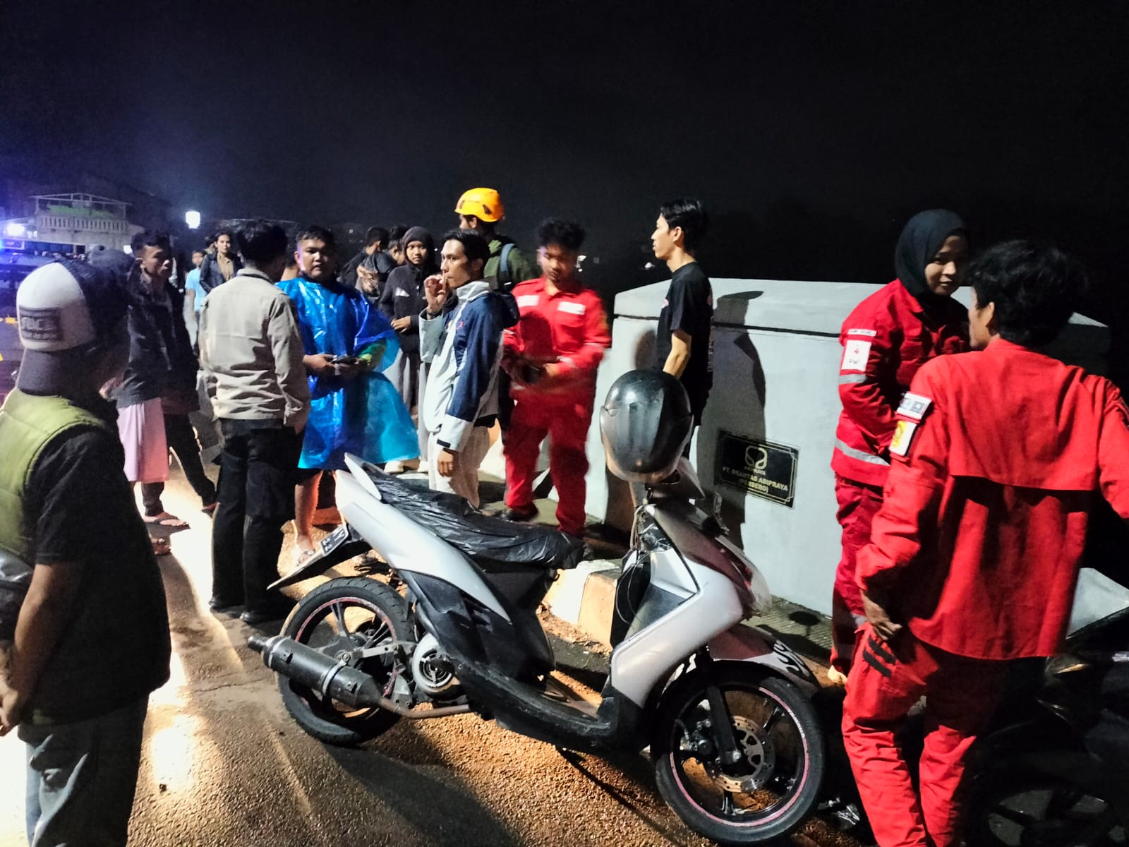 Polsek Ciawi Bersama Instansi Satkeholder Terkait Cepat Tanggap Tindakkan Aduan Masyarakat Pencarian Korban Diduga Percobaan Bunuh Diri Di Jembatan Cikereteg Desa Bitungsari Kec. Ciawi Kab. Bogor