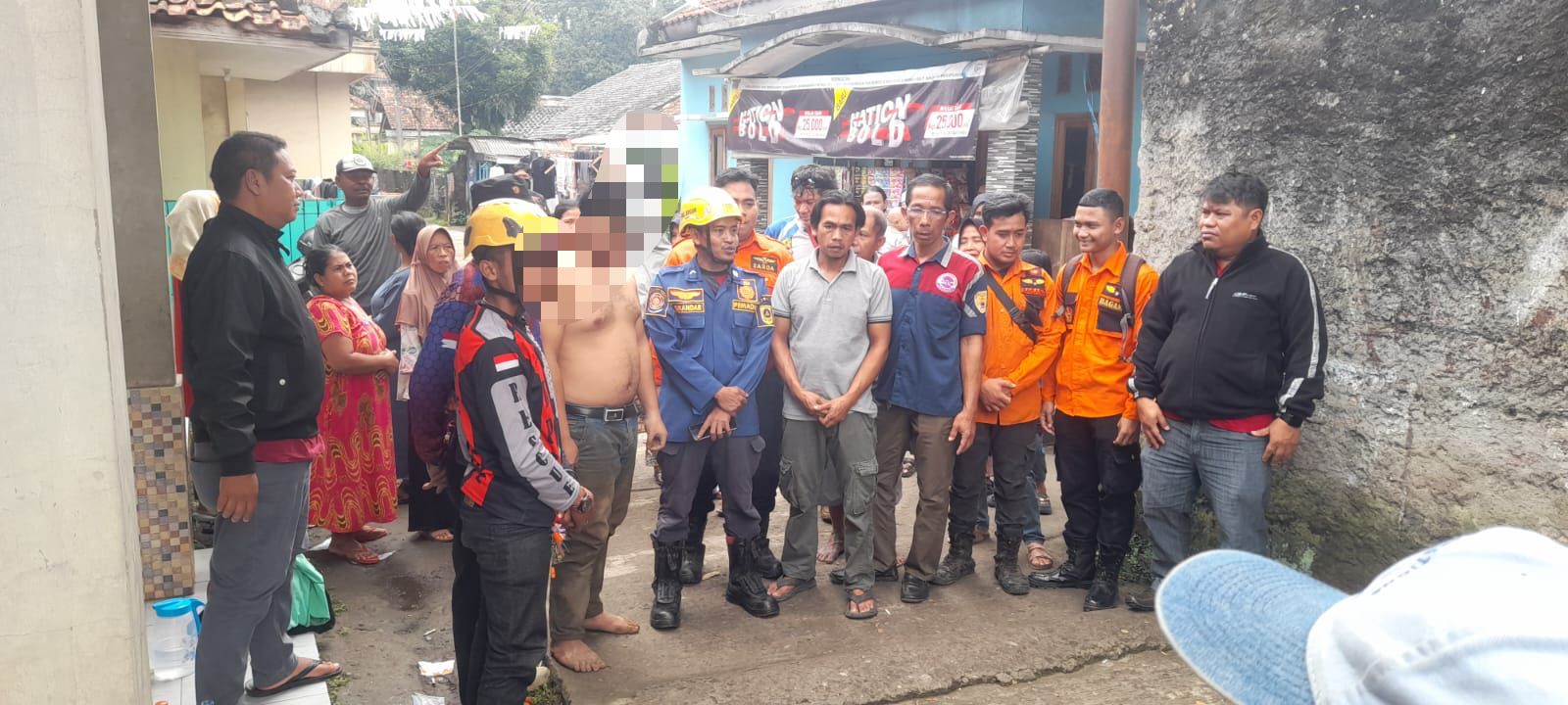 Cepat Tanggap Warga Dan Pihak Kepolisian Akhirnya Telah Ditemukan Korban Yang Diduga Lakukan Bunuh Diri Di Jembatan Cikrereteg Selamat