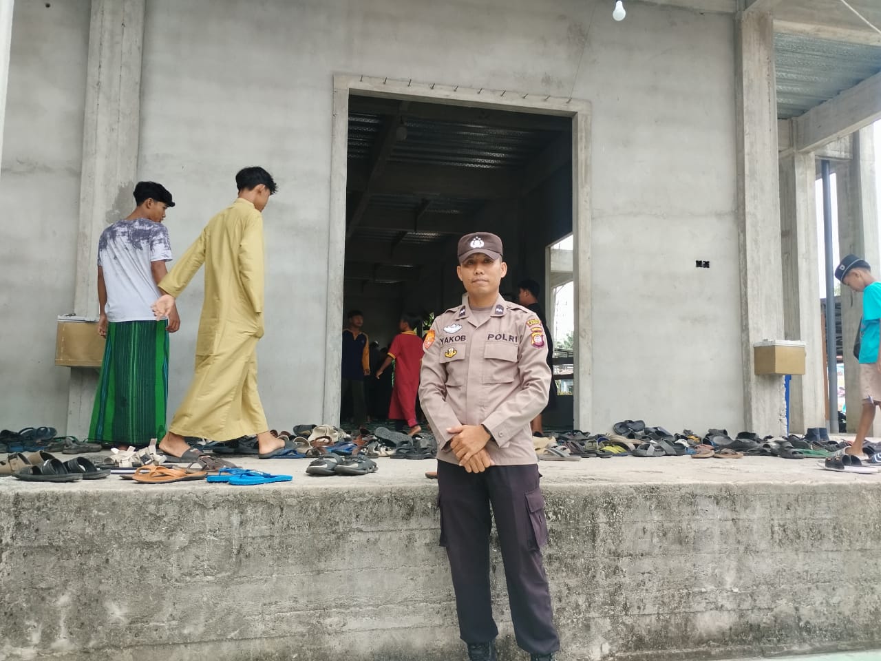 Polsek Mandor Amankan Sholat Jumat di Masjid Baitul Jama’iyah Desa Mandor