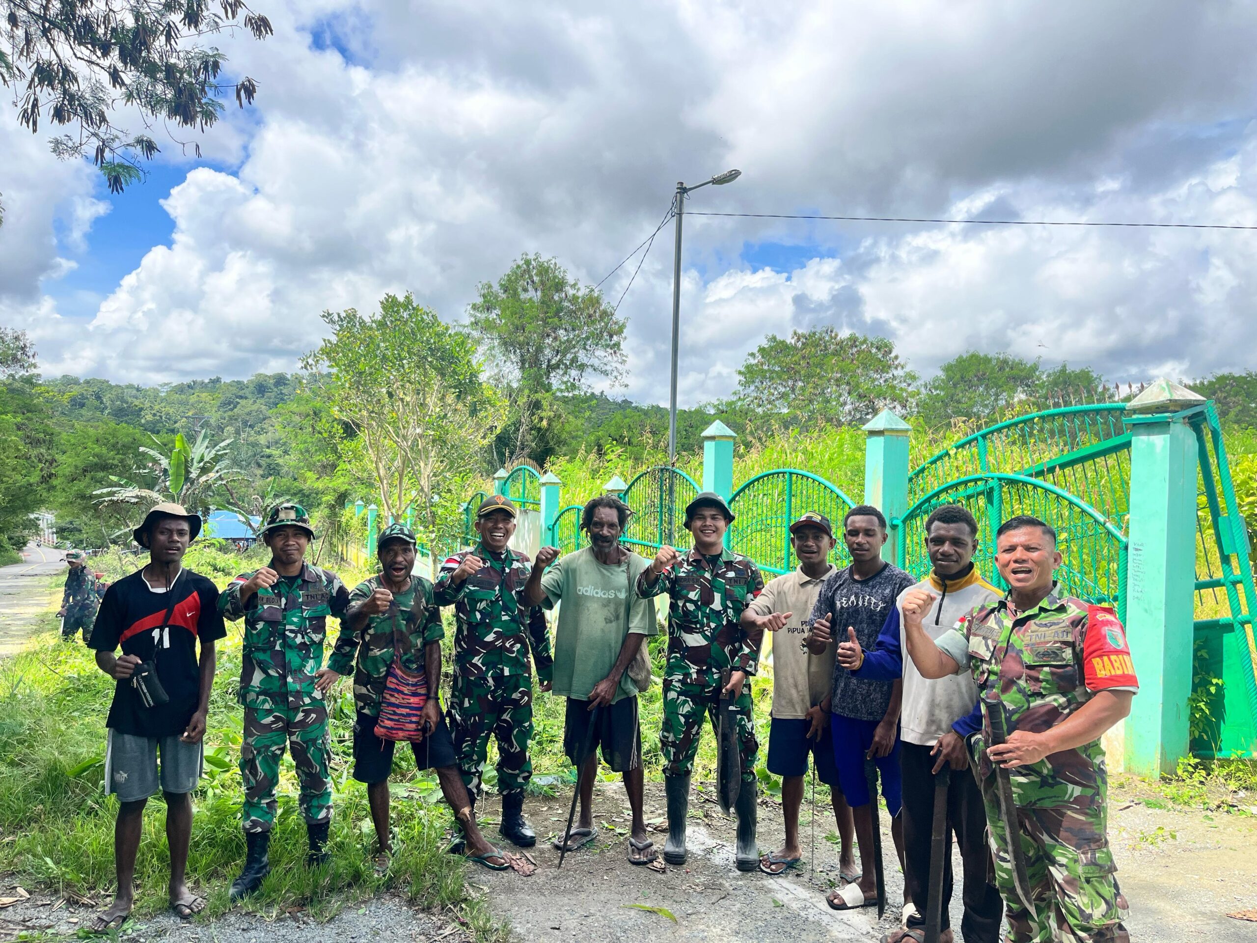 Demi Kenyamanan dan Keamanan Pengguna Jalan, Satgas Yonif 131/BRS Ajak Warga Gotong Royong Bersihkan Jalan Trans Papua di Wilayah Perbatasan RI-PNG