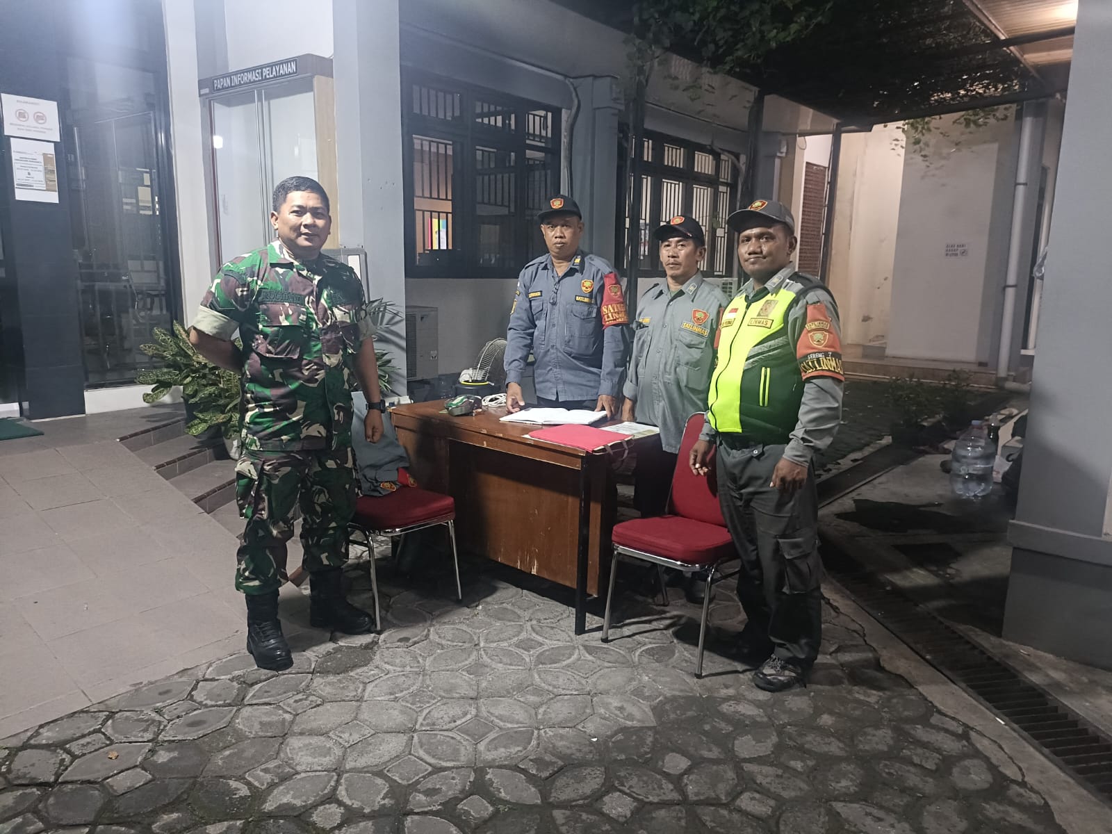 Ciptakan Kenyamanan & m Kondusifitas Wilayah, Piket Koramil 03/Serengan Patroli Malam