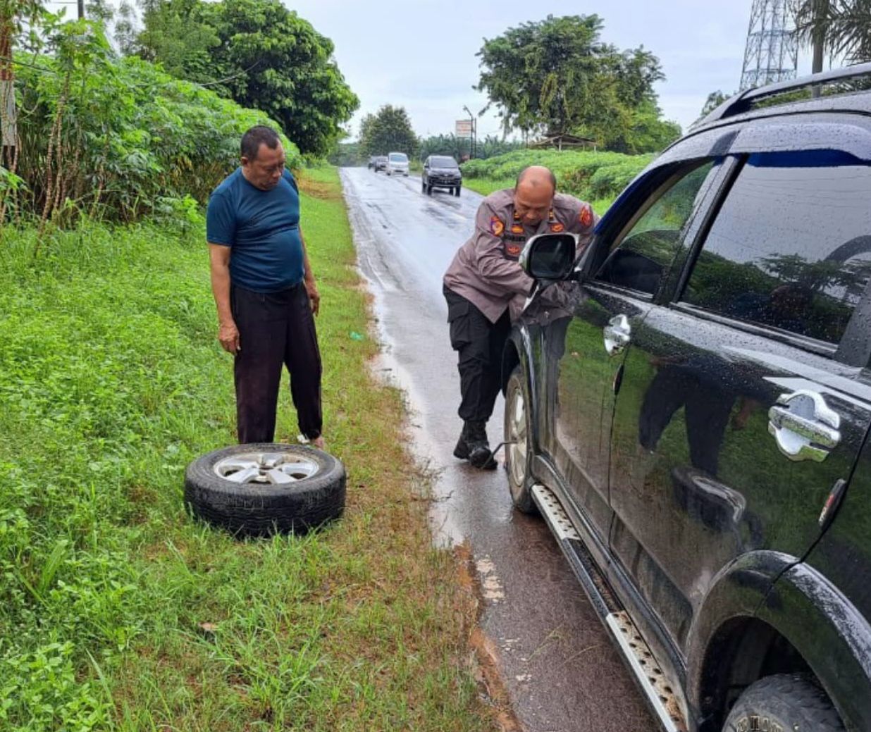 Respon Cepat Patroli Penebalan Polres Lampung Tengah, Bantu Kendaraan Pemudik yang Alami Pecah Ban