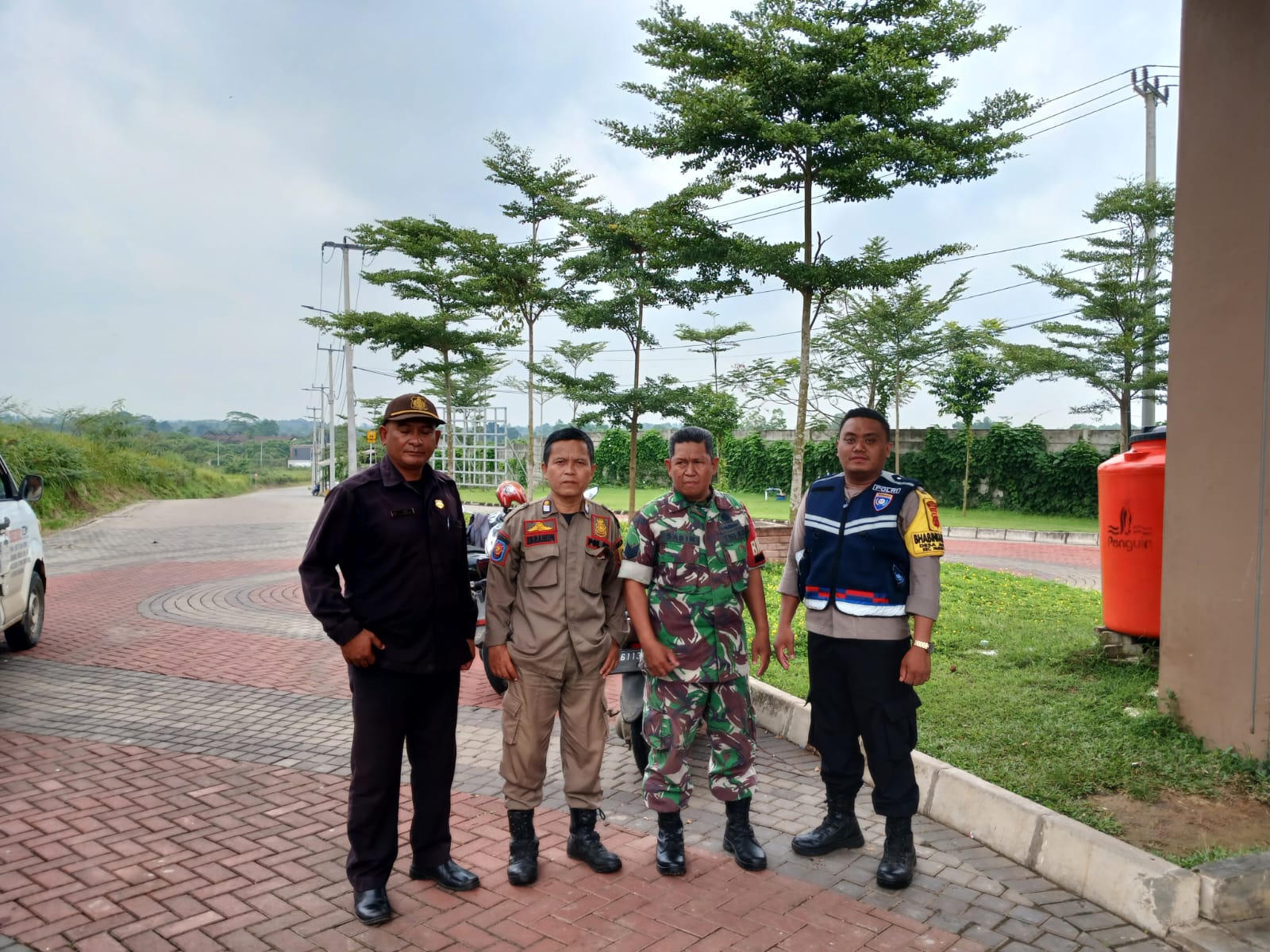 Sinergitas TNI Polri Wilayah Hukum Polsek Parungpanjang Fiat Cooling Sistem Monitoring Beri Himbauan Petugas Keamanan Perumahan Jaga Kondusifitas Cegah Gangguan Kriminalitas