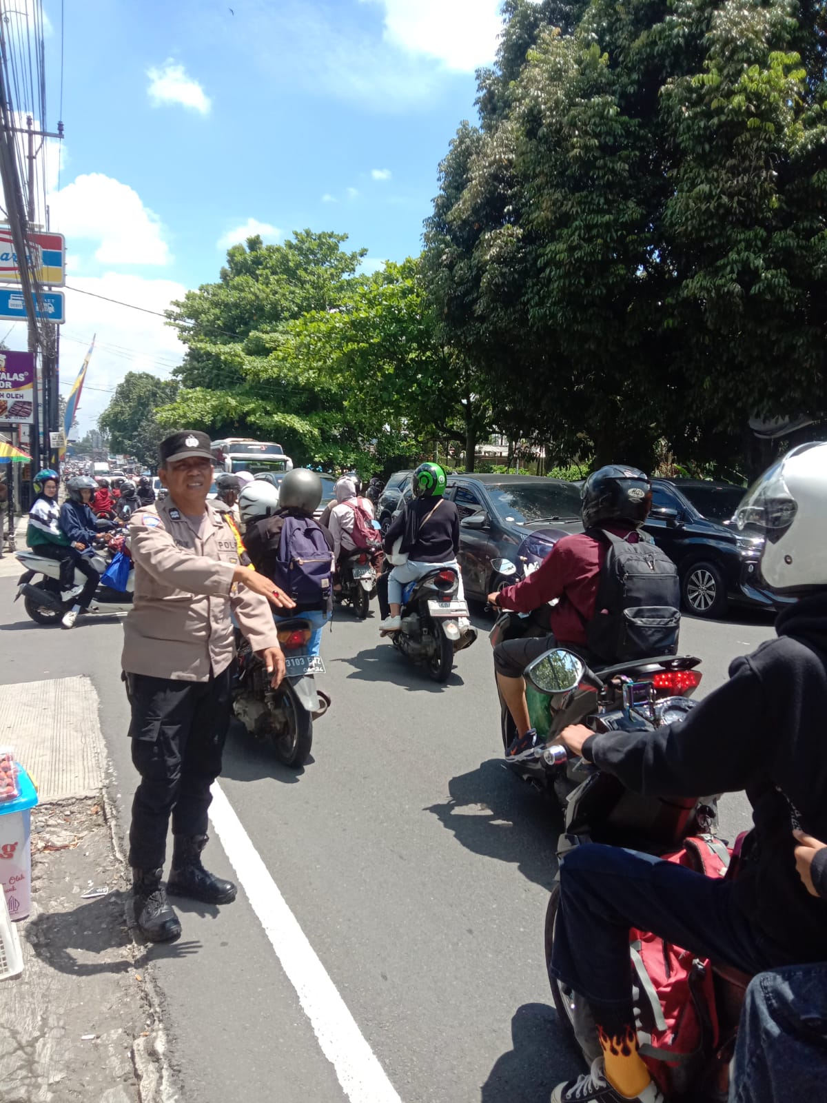 Pelayanan PAM Jalur, Antisipasi Kemacetan Libur Panjang Suasana Wisata Lebaran Idul Fitri 1446 H Dan Arus Balik, Bhabinkamtibmas Wilayah Hukum Polsek Megamendung Turut Hadir Pelayanan Gatur Di Desa Cipayung Girang Kec Megamendung Kab. Bogor