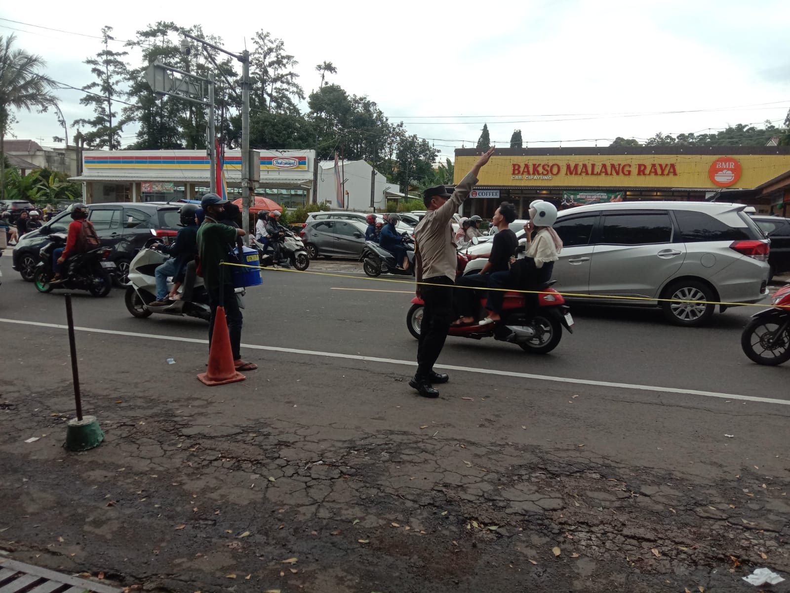 Bhabinkamtibmas Wilayah Hukum Polsek Megamendung Pelayanan PAM Jalur , Antisipasi Kemacetan Arus Balik Dan Wisatawan Yang Masih Berlibur Lebaran