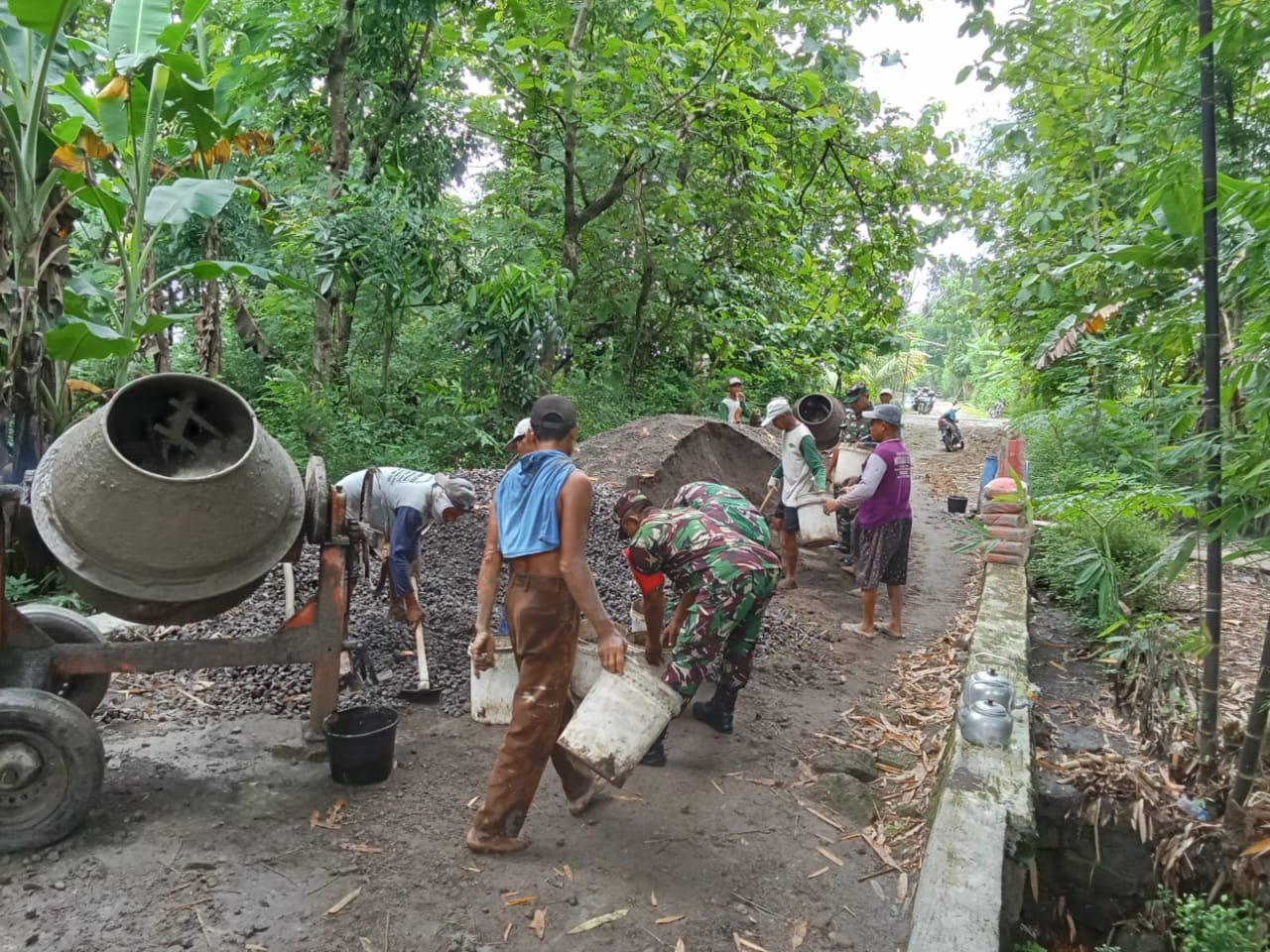 Babinsa Lakukan Pengecoran Secara Gotong Royong Untuk Mempermudah Akses Jalan