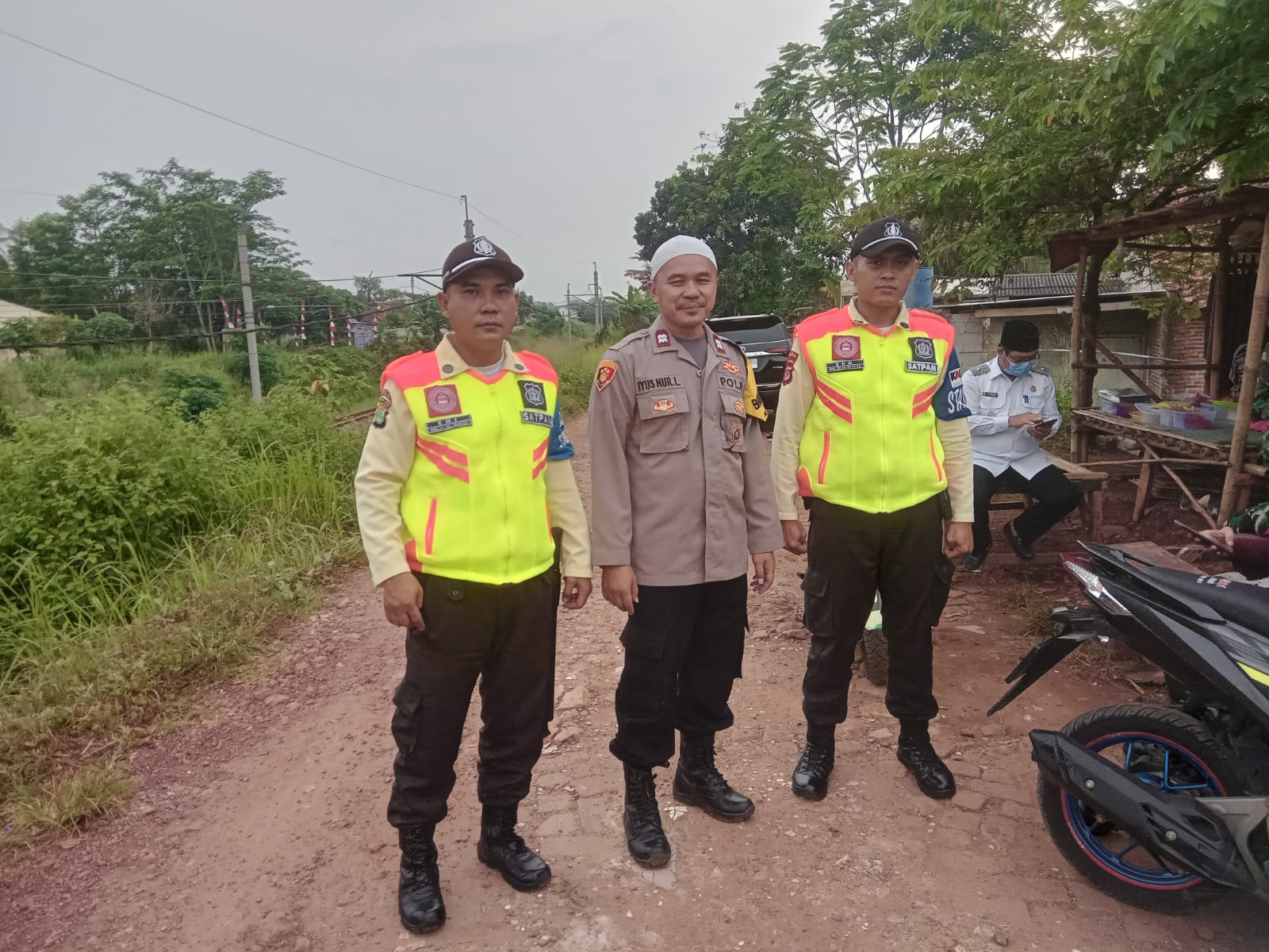 Bhabinkamtibmas Wilayah Hukum Polsek Parungpanjang Giat Cooling Sistem Monitoring Sambang Warga Berikan Pesan Ajak Jaga Kondusif Cegah Gangguan Kamtibmas