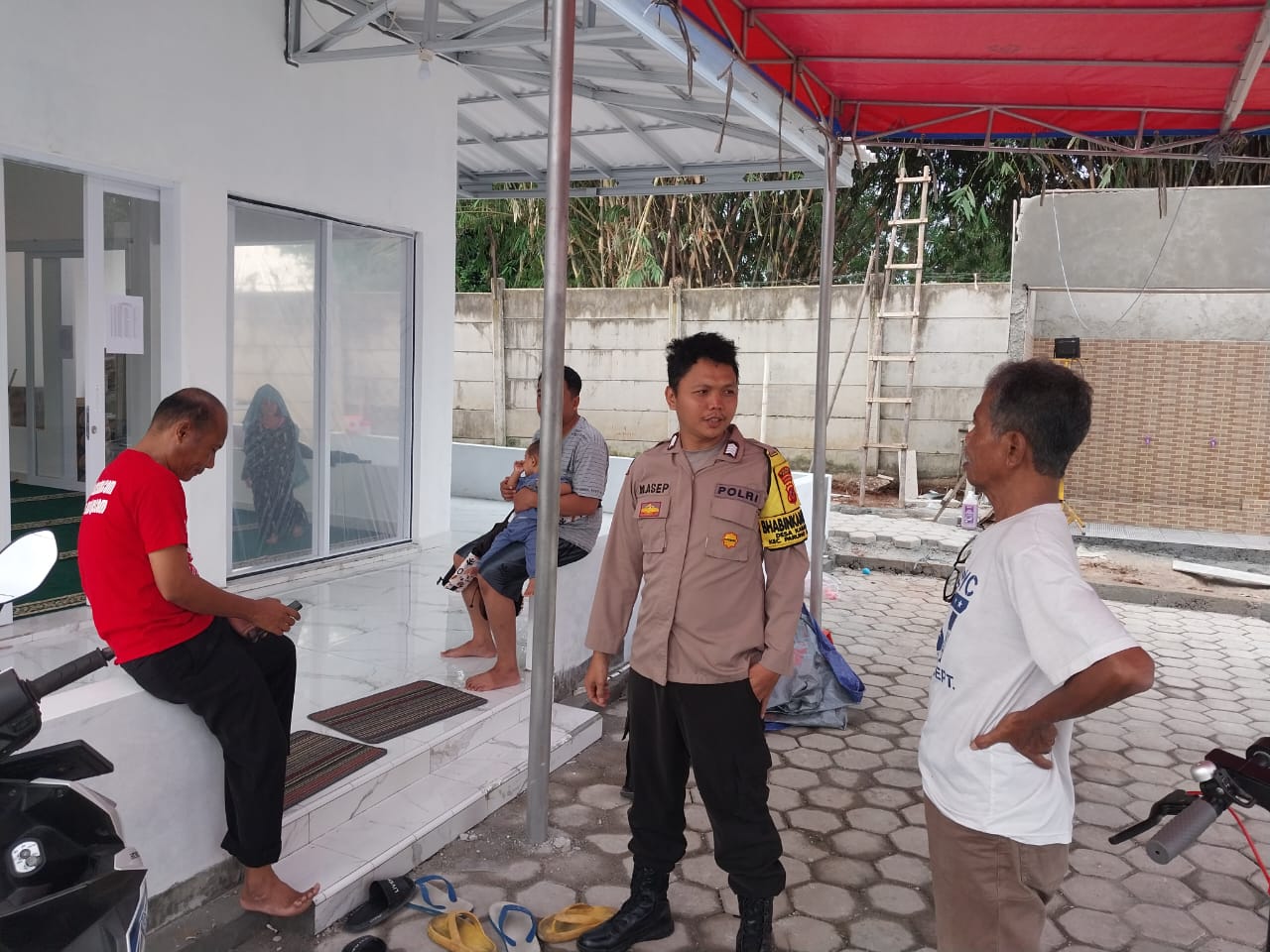 Bhabinkamtibmas Wilayah Hukum Polsek Parungpanjang Desa Kabasiran Sambang Beri Himbauan Ajak Jaga Kondusifitas Cegah Gangguan Kamtibmas