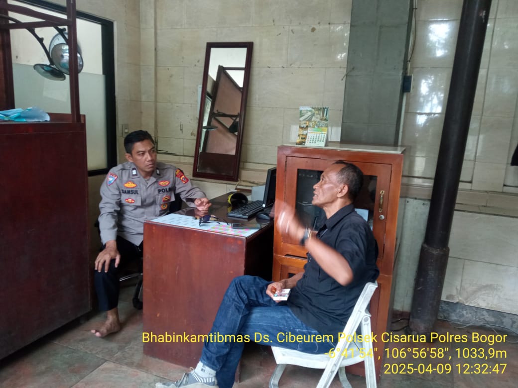 Bhabinkamtibmas Wilayah Hukum Polsek CSR Polres Bogor Desa Cibeureum Sambang Dialog Ajak Jaga Kondusifitas Cegah Gangguan Kriminalitas