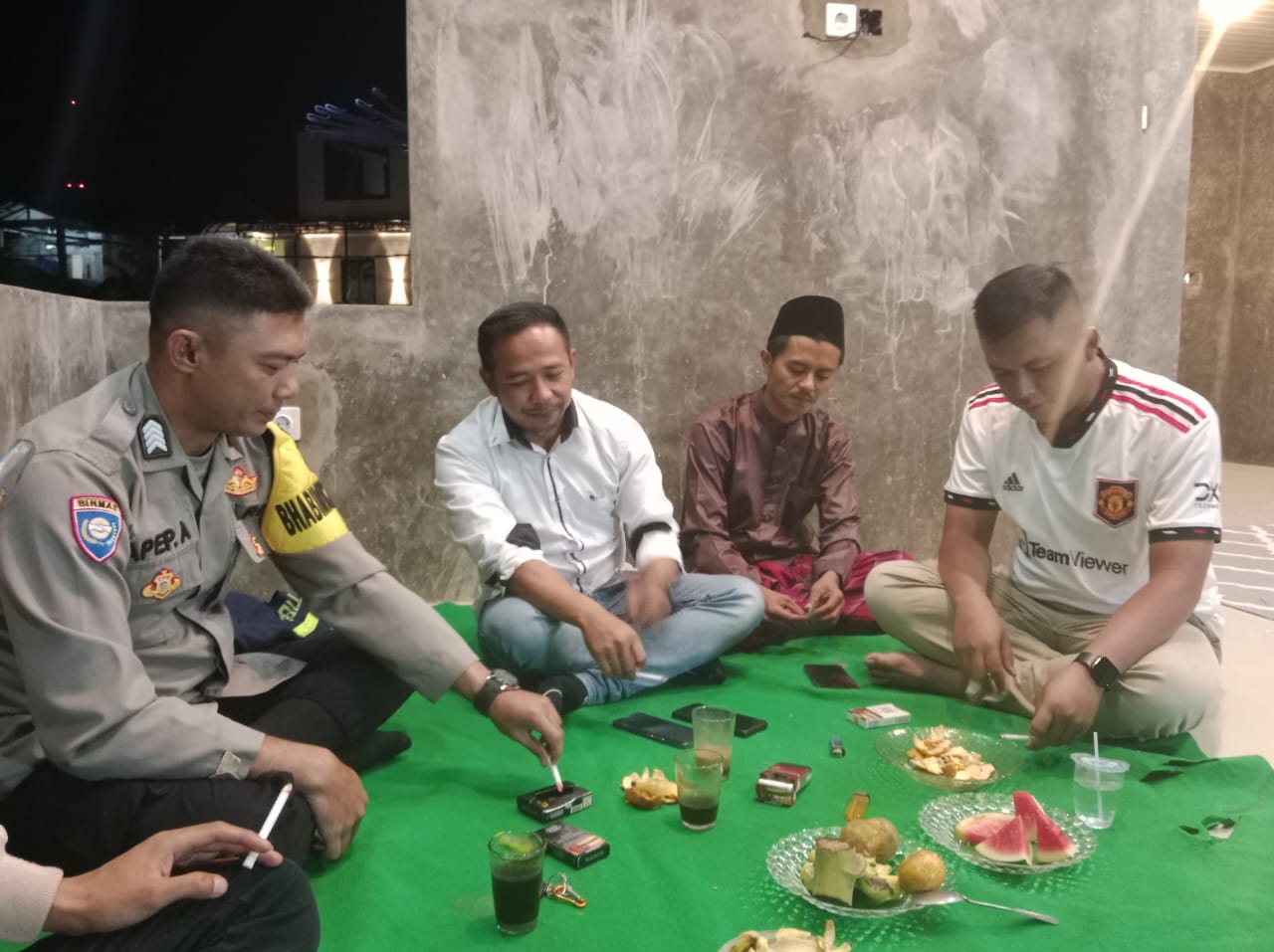 Bhabinkamtibmas Wilayah Hukum Polsek CSR Polres Bogor Monitoring Kontrol Siskamling Beri Himbauan Ajak Jaga Kondusifitas Cegah Gangguan Kamtibmas