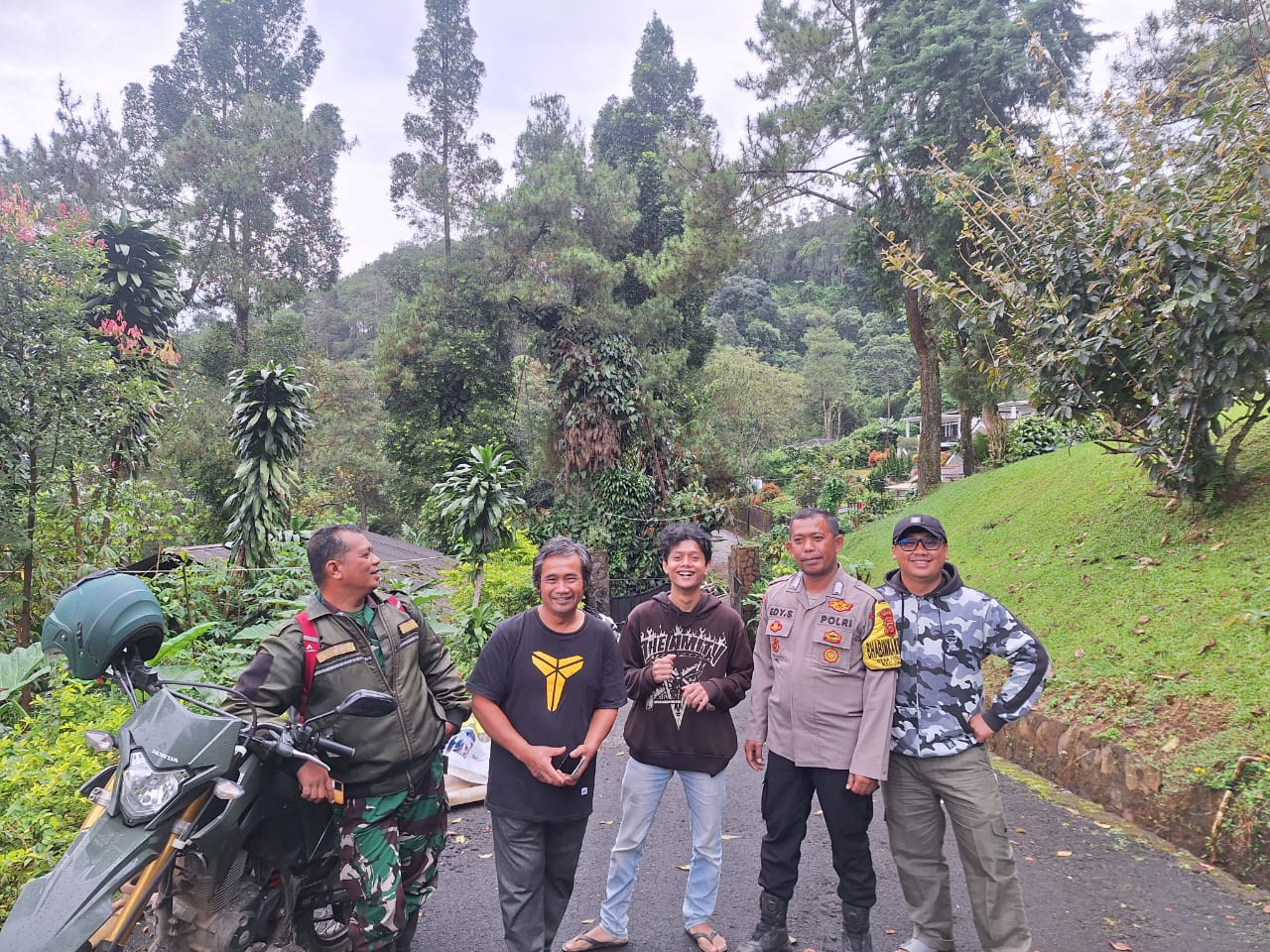 Sinergitas TNI Polri Wilayah Hukum Polsek CSR Polres Bogor Desa Tugu Utara Giat Cooling Sistem Patroli Sambang Ajak Jaga Kondusifitas Cegah Gangguan Kriminalitas
