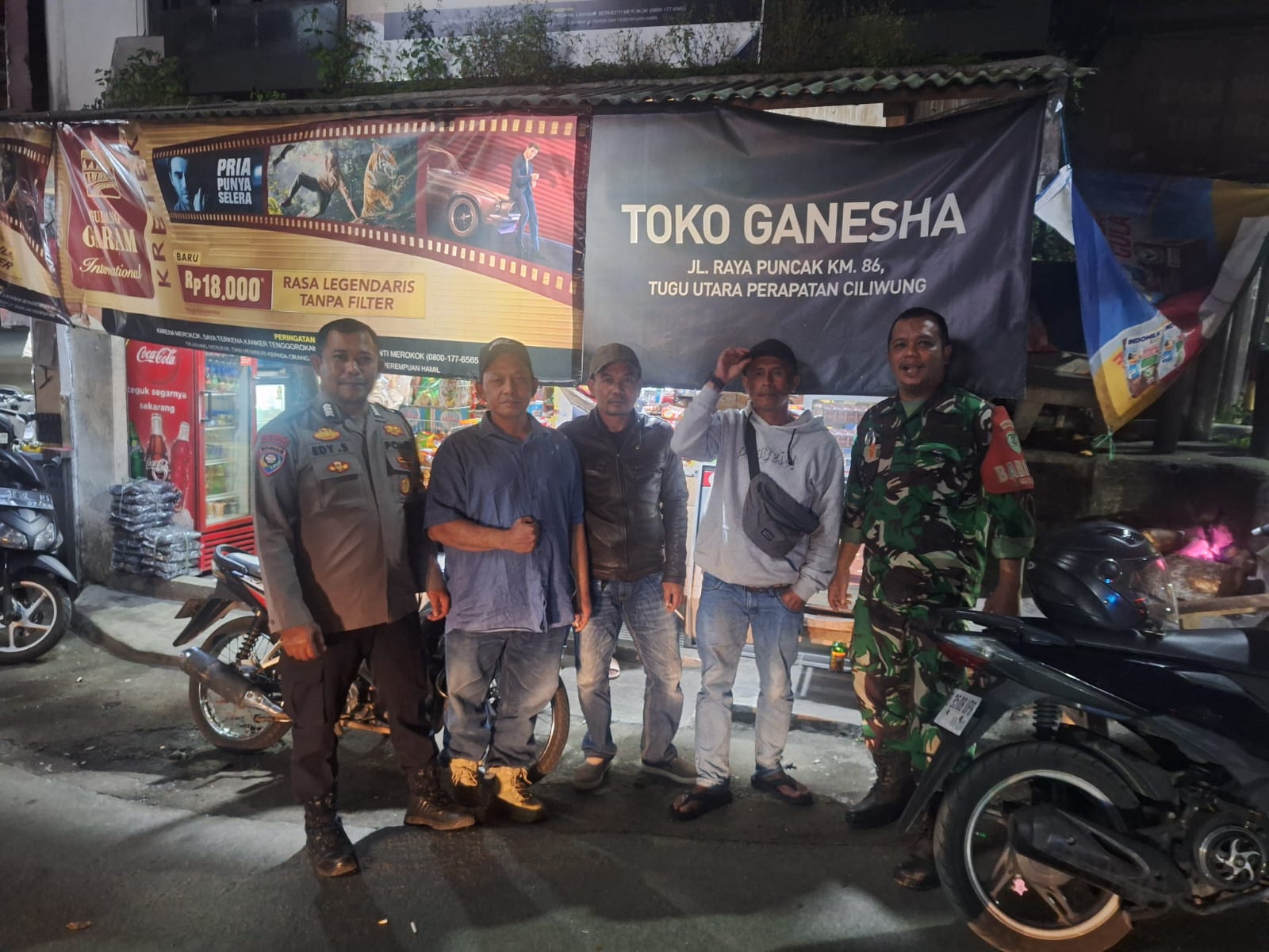 Sinergitas TNI Polri Wilayah Hukum Polsek CSR Polres Bogor Giat Cooling Sistem Kontrol Petugas Siskamling Beri Pesan Ajak Jaga Kondusifitas Cegah Gangguan Kamtibmas