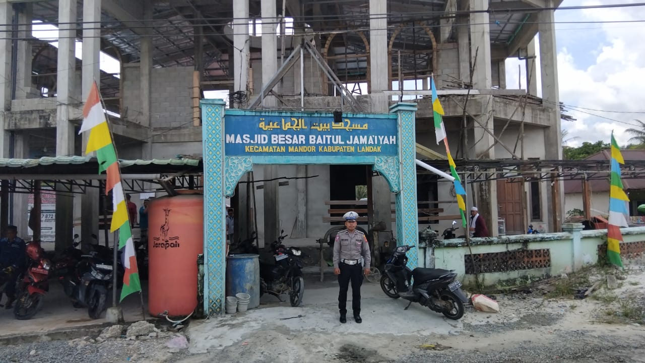 Polsek Mandor Amankan Sholat Jumat di Masjid Baitul Jama’iyah Desa Mandor