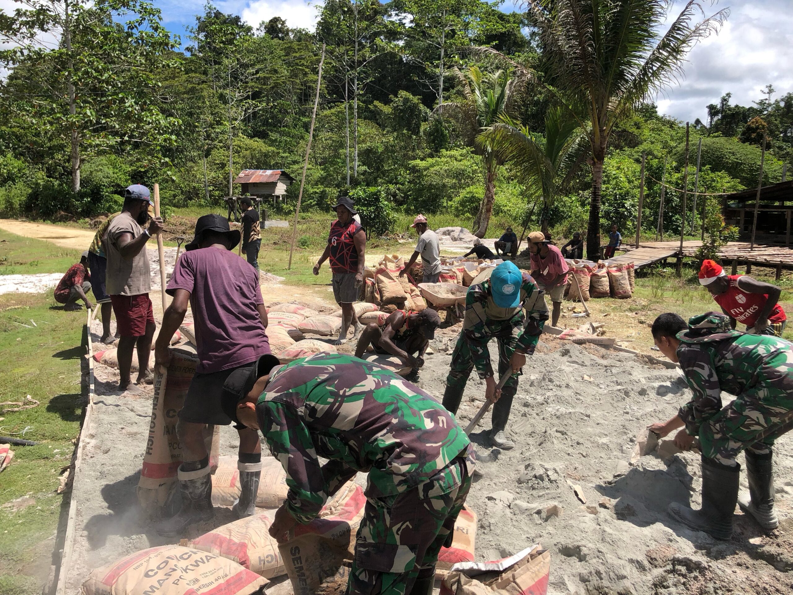 Gotong Royong Bersama Warga, Satgas Yonif 762/VYS Perbaiki Jalan Kampung Subin