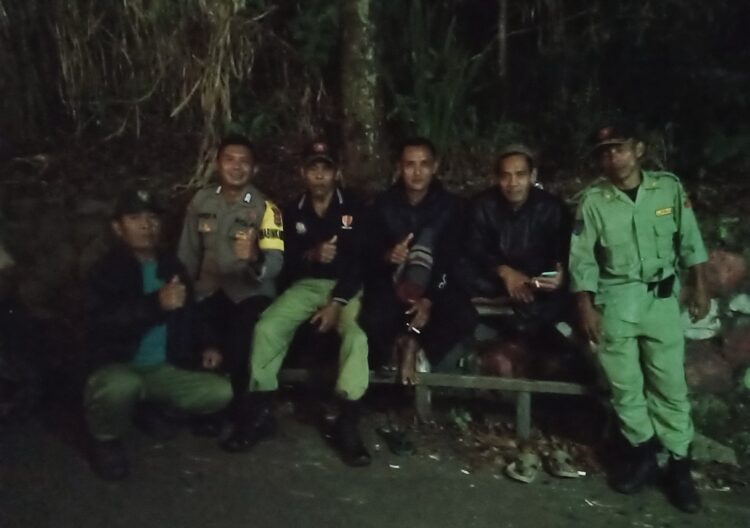 Bhabinkamtibmas Wilayah Hukum Polsek CSR Polres Bogor Giat Cooling Sistem Monitoring Kontrol Petugas Siskamling Beri Himbauan Ajak Jaga Kondusifitas Cegah Gangguan Kamtibmas