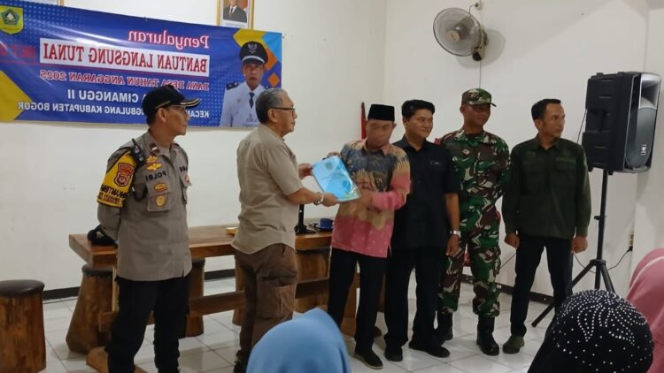 Sinergitas TNI Polri Serta Perangkat Pemerintahan Desa Wilayah Hukum Polsek Cibungbulang Hadiri Penyaluran Blt-dd Desa Cimanggu ll Pastikan Kegiatan Aman Dan Lancar